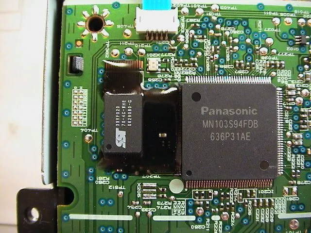Chip flash trên ổ đĩa DVD của Xbox 360 được phủ nhựa resin để bảo vệ khỏi hacker