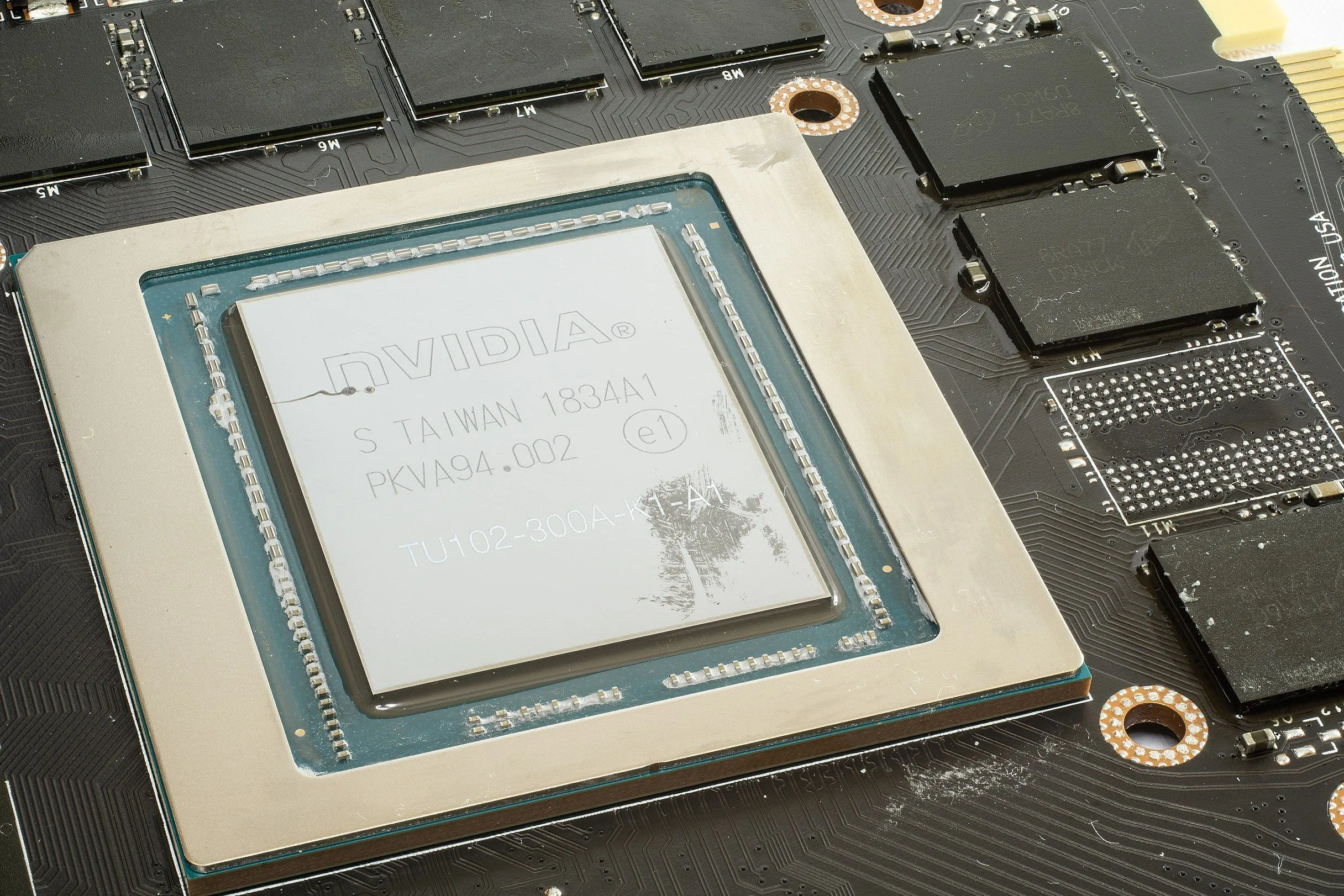 Chip GPU và các module VRAM (bộ nhớ card đồ họa) xung quanh, yếu tố quan trọng cho game 1440p và 4K