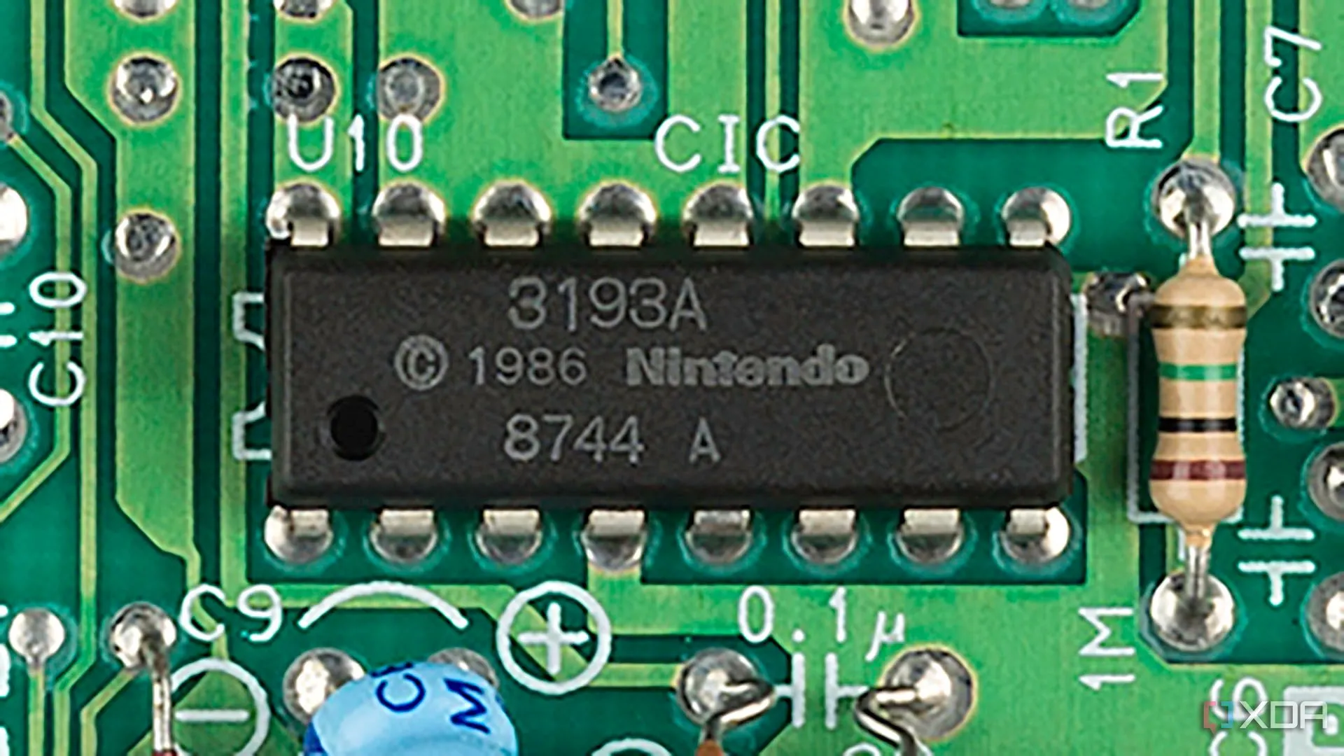 Chip khóa CIC trên bo mạch Nintendo NES Mk1
