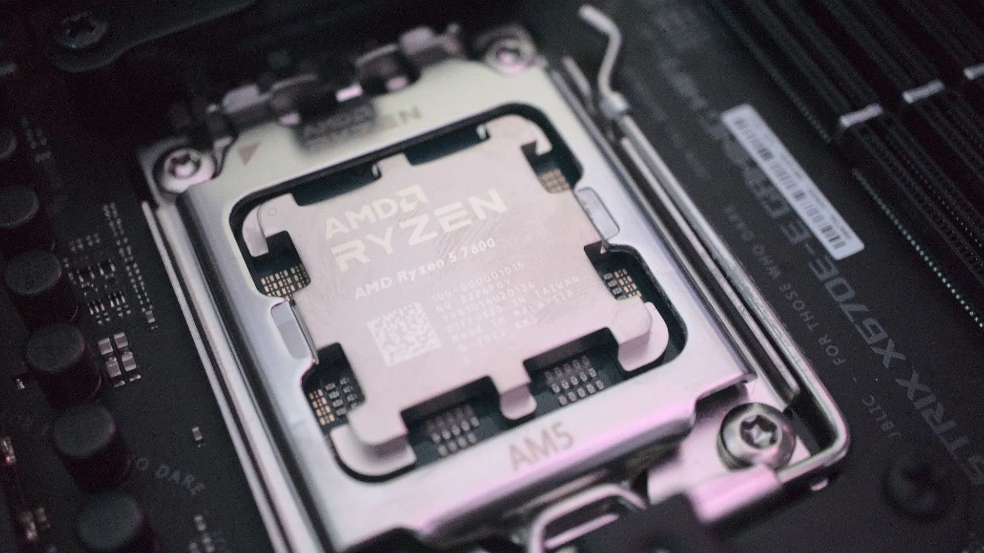 Chip xử lý AMD Ryzen 5 7600 được lắp đặt trên bo mạch chủ