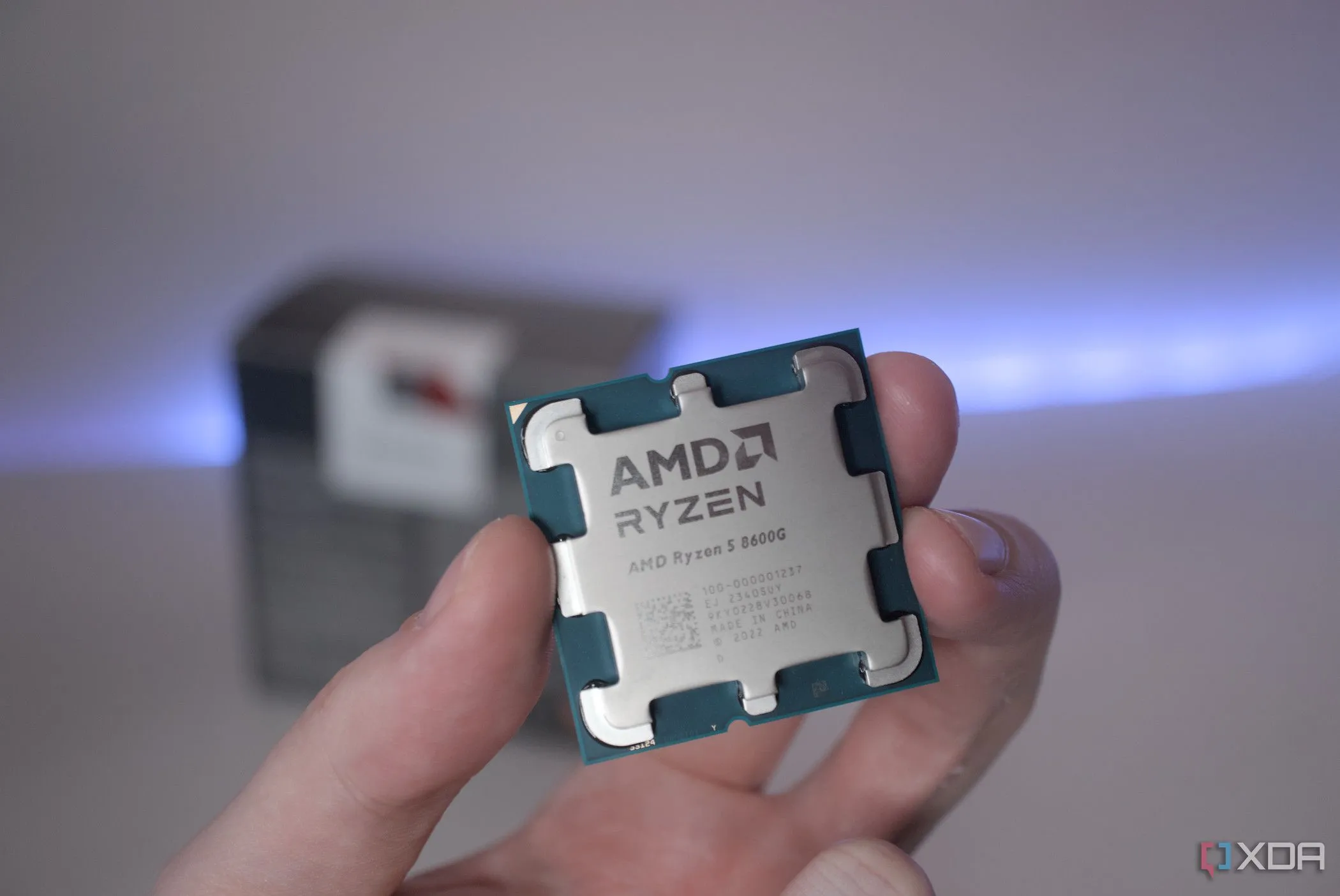 Chip xử lý AMD Ryzen 5 8600G (thuộc dòng APU Ryzen 8000 Series) nhìn từ phía trước, minh họa thiết kế của APU tích hợp