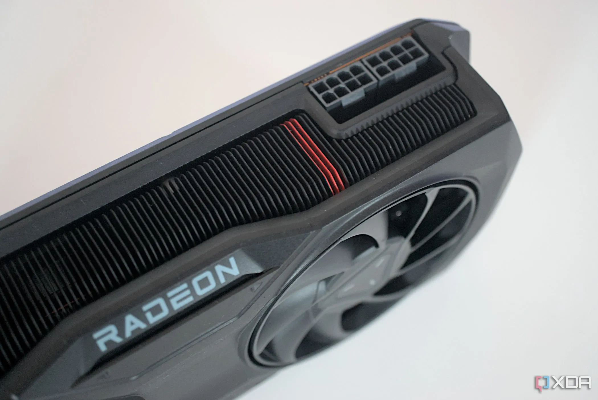 Cổng cấp nguồn trên card đồ họa AMD Radeon RX 7800 XT, biểu trưng cho hiệu năng cao
