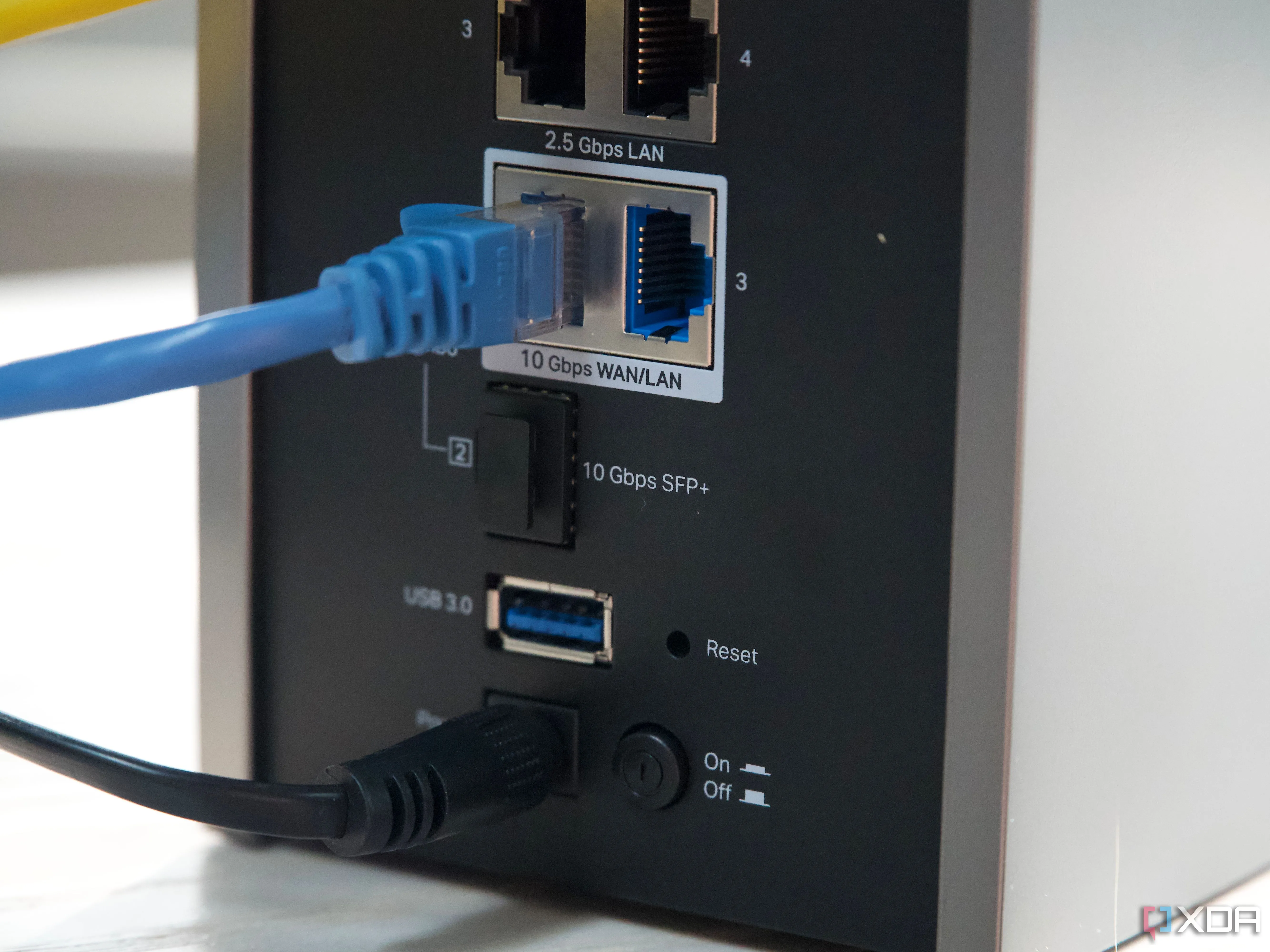 Cổng kết nối có dây trên router TP-Link Archer BE800, minh họa cho việc kết nối và kiểm tra ổ đĩa ngoài.