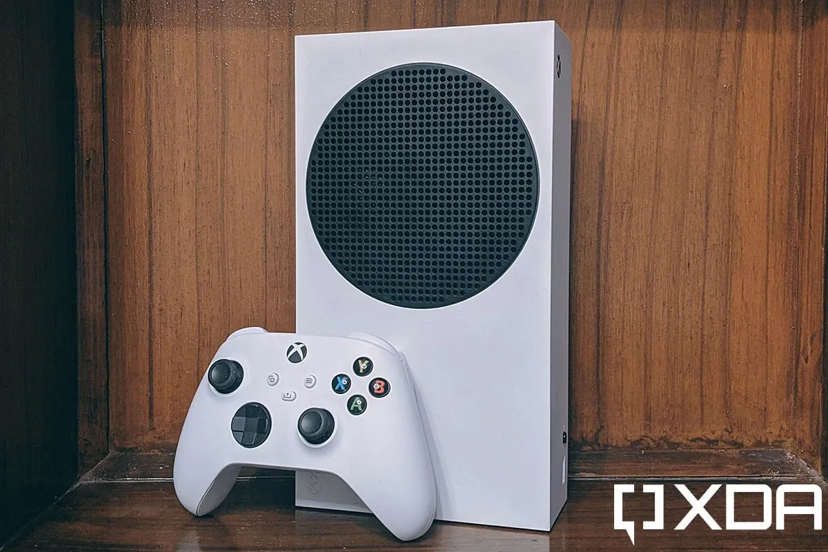 Console Xbox Series S màu trắng, một trong những thiết bị bị ảnh hưởng bởi lỗi cập nhật phần mềm Xbox Insider.