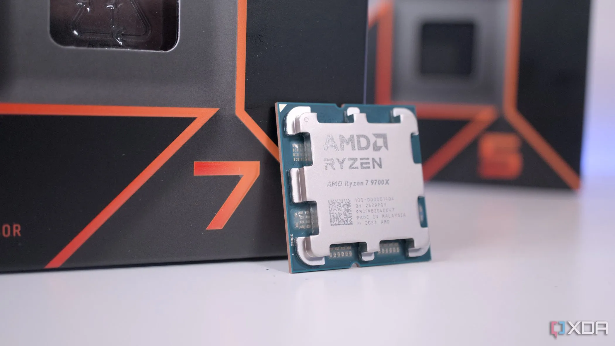 CPU AMD Ryzen 7 9700X đặt phía trước vỏ hộp Ryzen 5