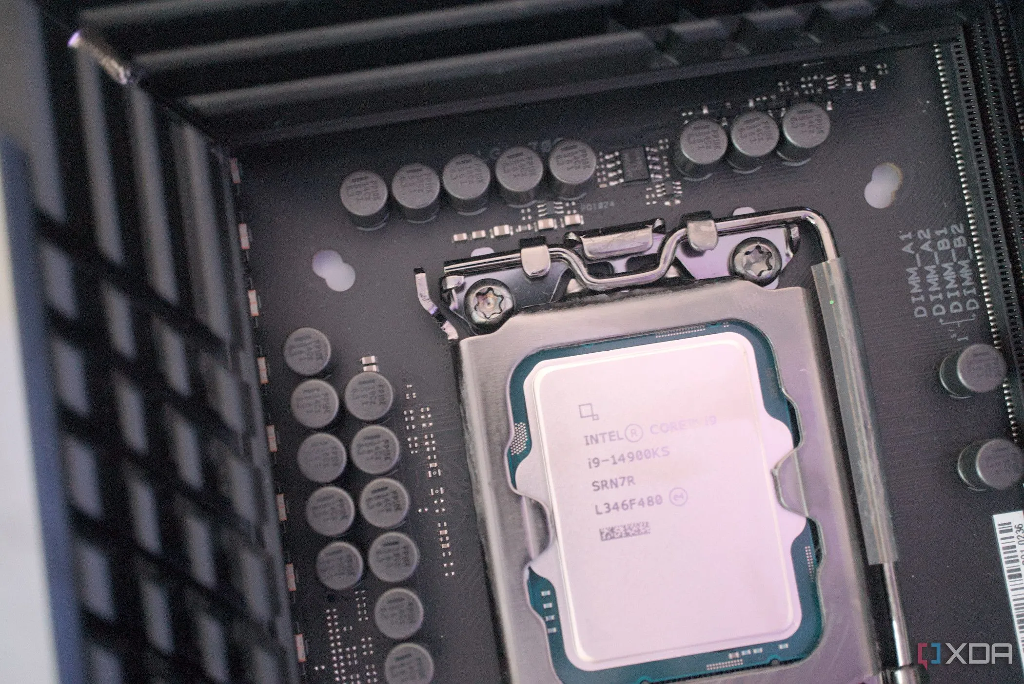 CPU Intel Core i9-14900KS được lắp đặt trên bo mạch chủ, tượng trưng cho linh kiện hiệu năng cao và rủi ro tiềm ẩn khi mua với giá rẻ bất thường.