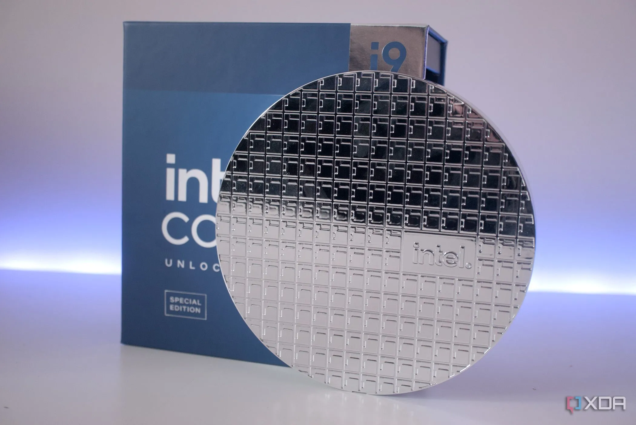 CPU Intel Core i9-14900KS trong hộp bán lẻ và wafer chip minh họa tiến trình sản xuất