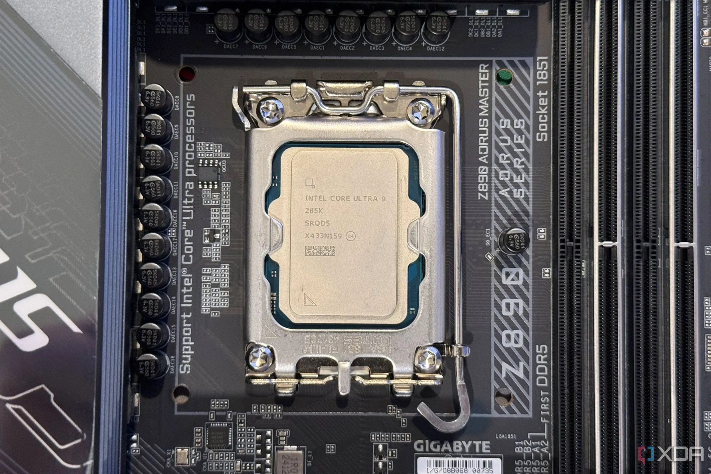 CPU Intel Core Ultra 9 285K được lắp đặt trên socket bo mạch chủ, minh họa cho vấn đề tương thích RAM