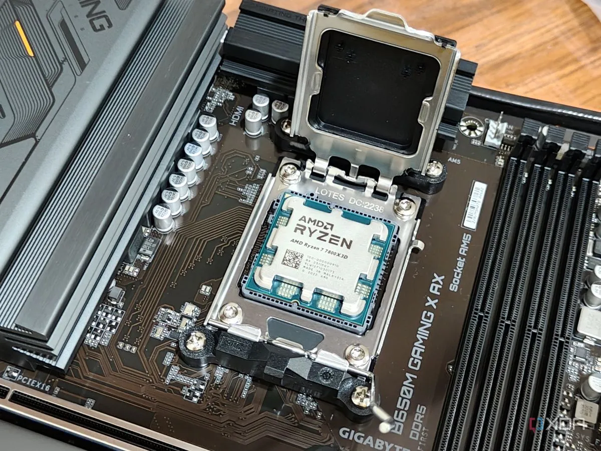 CPU Ryzen 7 7800X3D đang được đặt trên bo mạch chủ