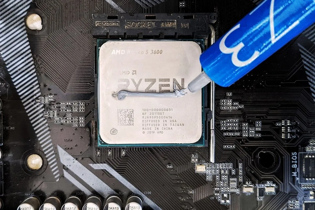 Dải keo tản nhiệt trên bề mặt CPU