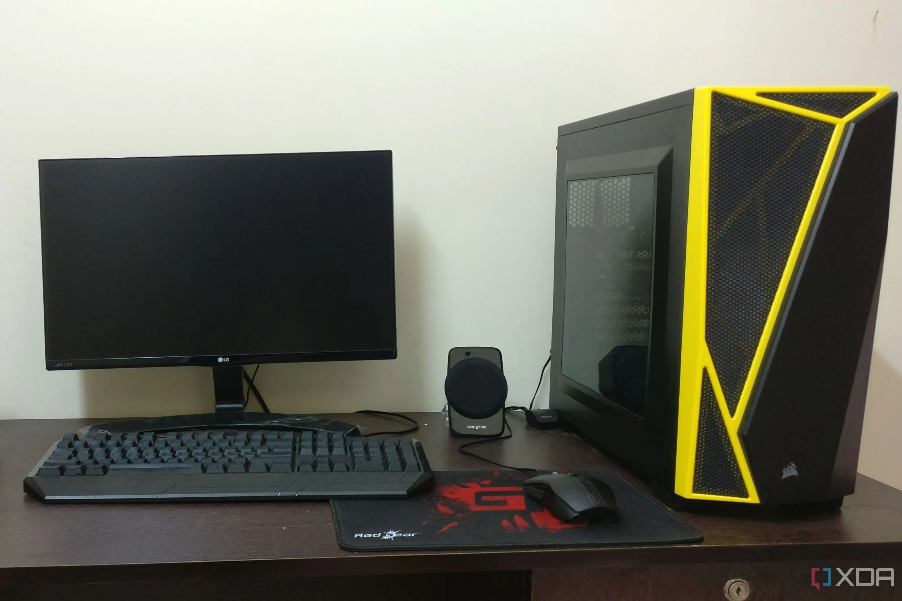 Dàn máy tính chơi game hoàn chỉnh với màn hình, bàn phím và chuột, tượng trưng cho một cấu hình PC cân bằng