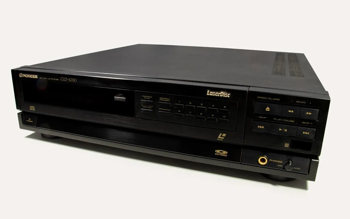 Đầu đọc LaserDisc Pioneer CLD-1030 với đĩa lớn, tượng trưng cho kỷ nguyên giải trí hình ảnh chất lượng cao.