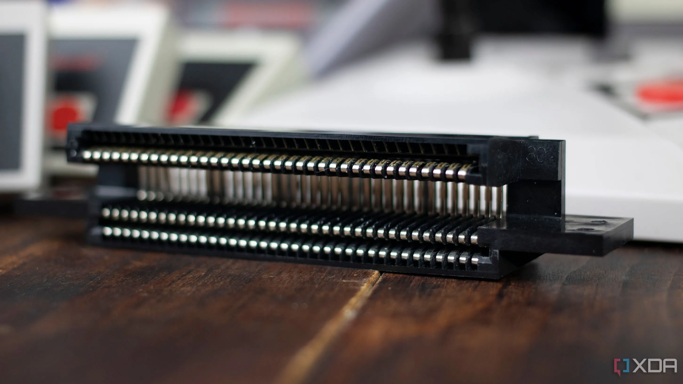 Đầu nối 72 chân của cartridge NES, thành phần cốt lõi trong kiến trúc mô-đun