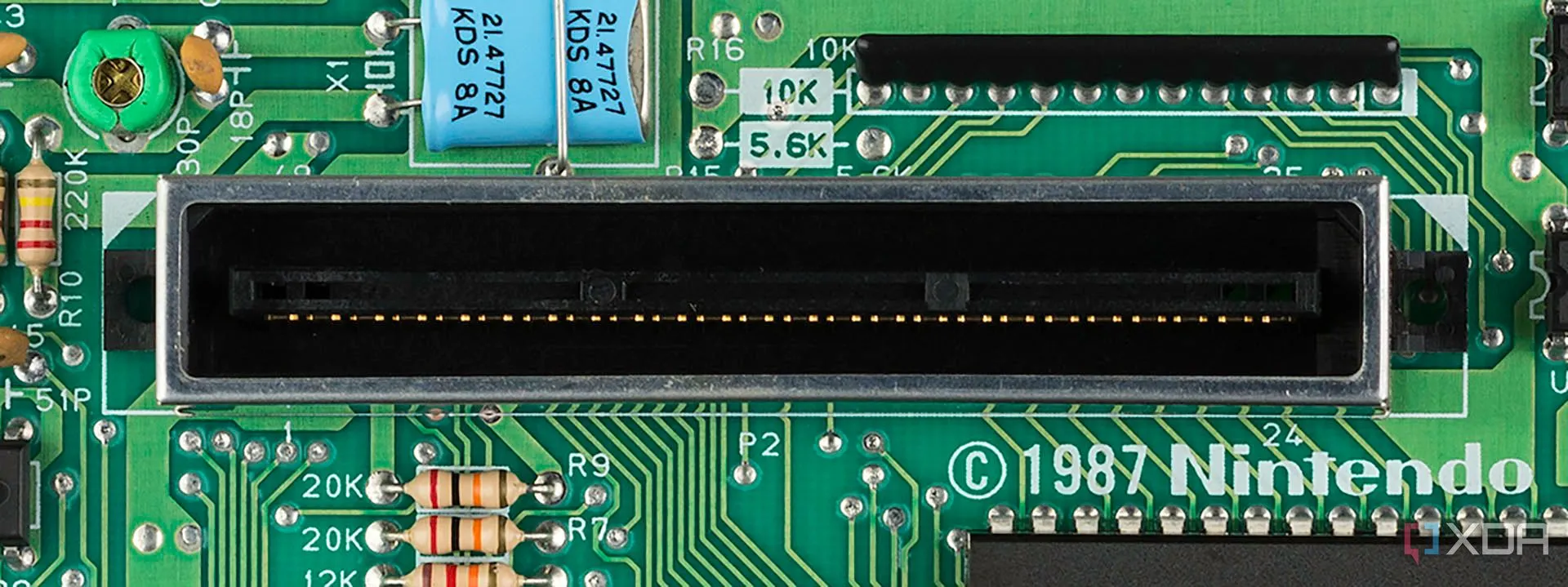 Đầu nối 72 chân trên bo mạch chủ NES, giao tiếp trực tiếp với cartridge