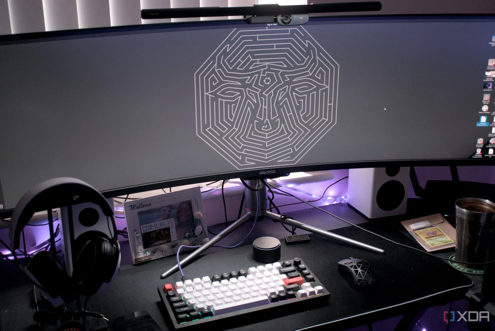 Đèn màn hình Quntis ScreenLinear Pro+ trên một màn hình siêu rộng, thể hiện một setup gaming hoàn chỉnh và tối ưu.
