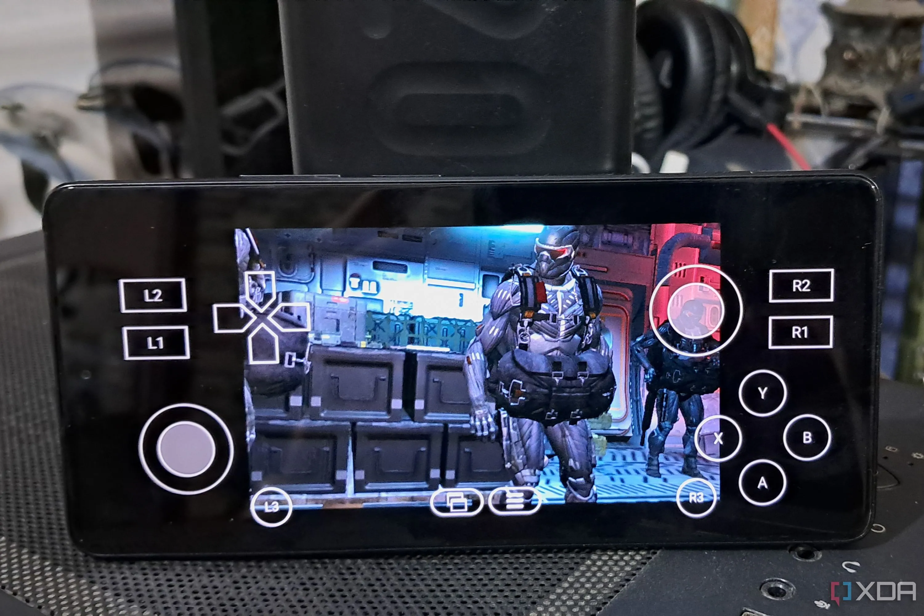 Điện thoại Poco F5 hiển thị game Crysis đang chạy trên trình giả lập Winlator.