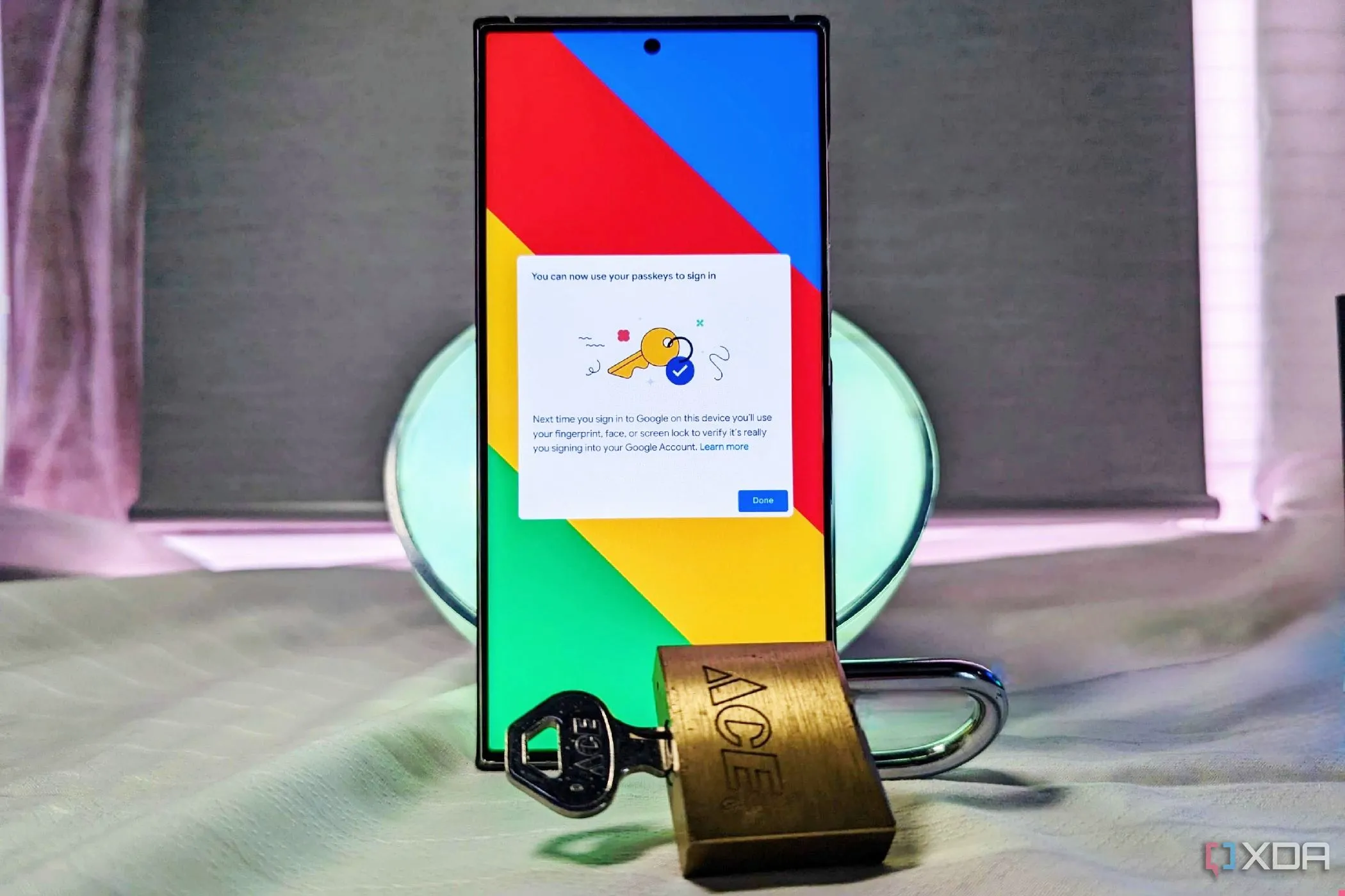 Điện thoại Samsung Galaxy S23 Ultra hiển thị xác nhận Passkey của Google, biểu tượng khóa và chìa khóa bên cạnh