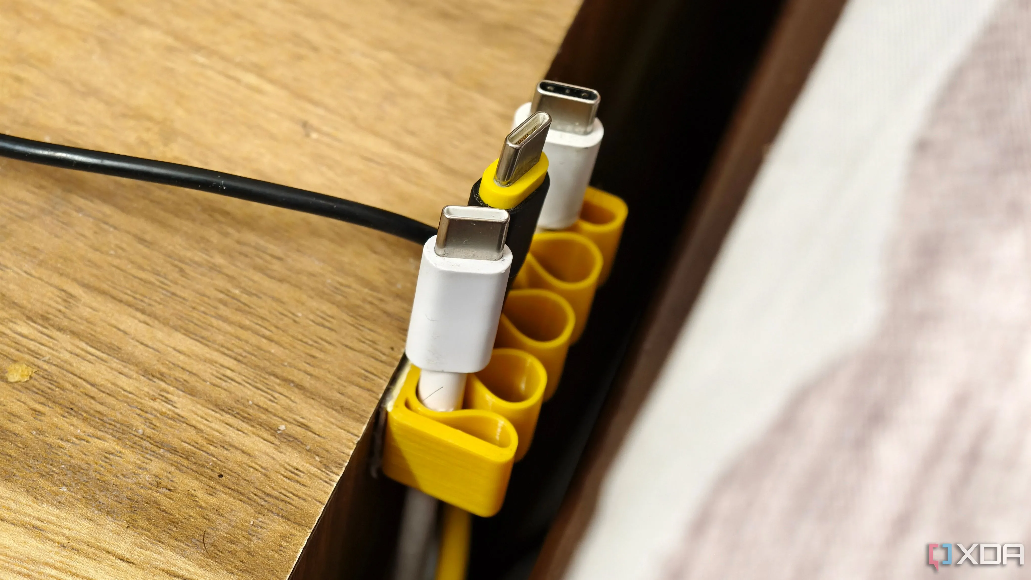 Dụng cụ giữ cáp in 3D giúp bàn làm việc ngăn nắp