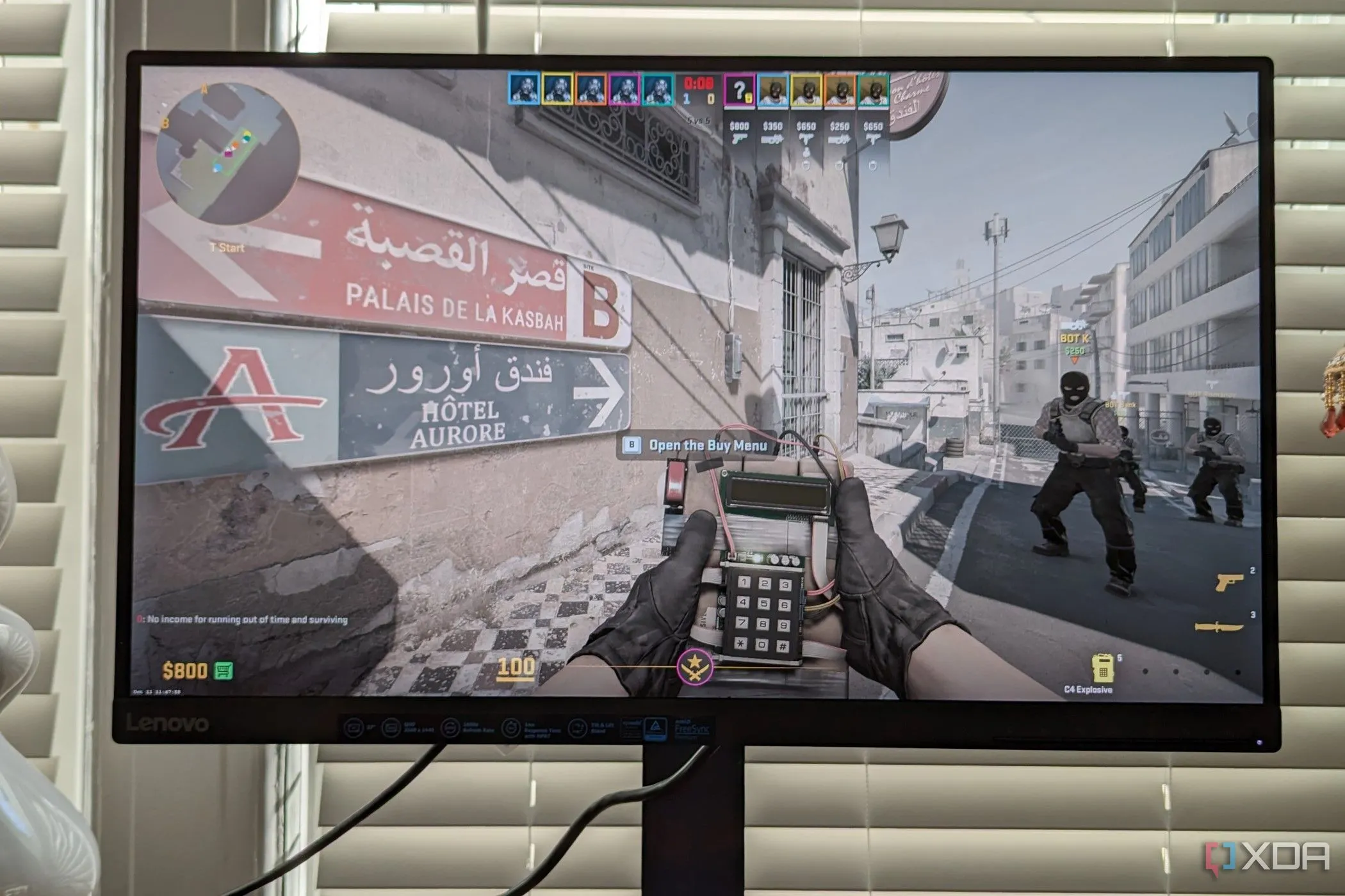 Game Counter-Strike 2 đang chạy trên màn hình Lenovo G27q-30, minh họa tiềm năng giảm dung lượng file