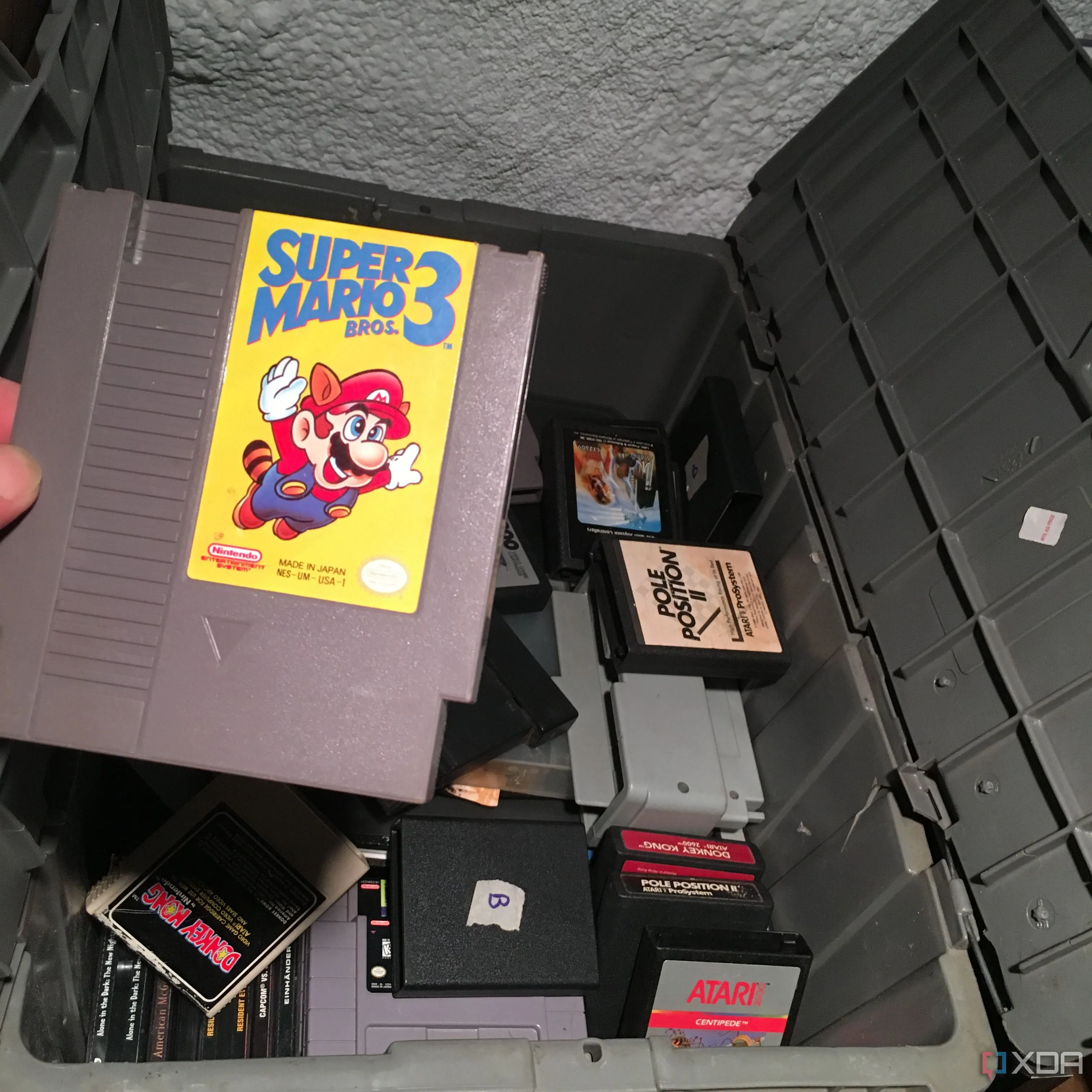 Game Super Mario Bros 3 được lấy ra từ một hộp game retro cũ