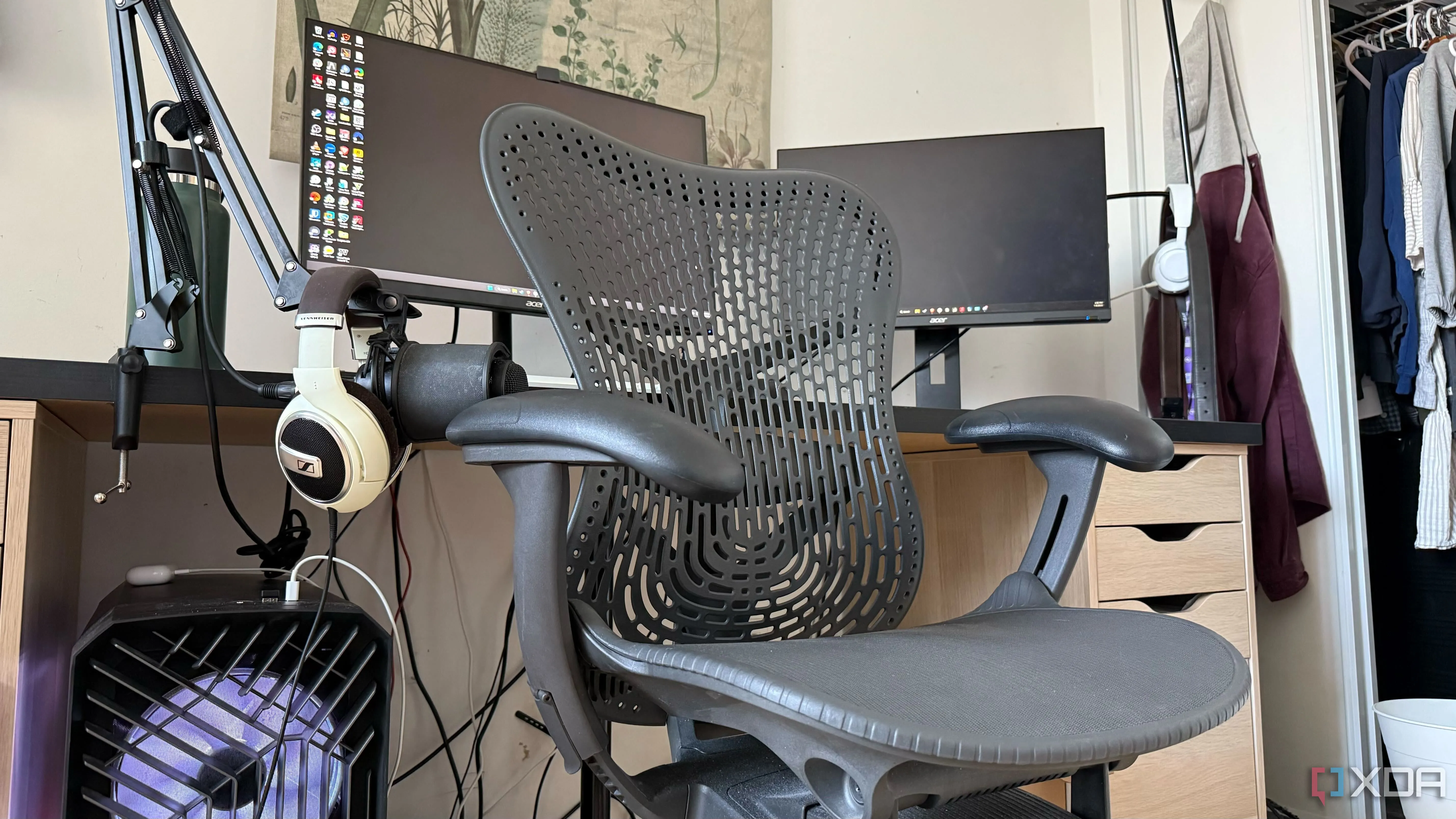 Ghế công thái học Herman Miller Mirra 2 màu đen với thiết kế hiện đại, thể hiện sự đầu tư vào ergonomics cho setup PC.