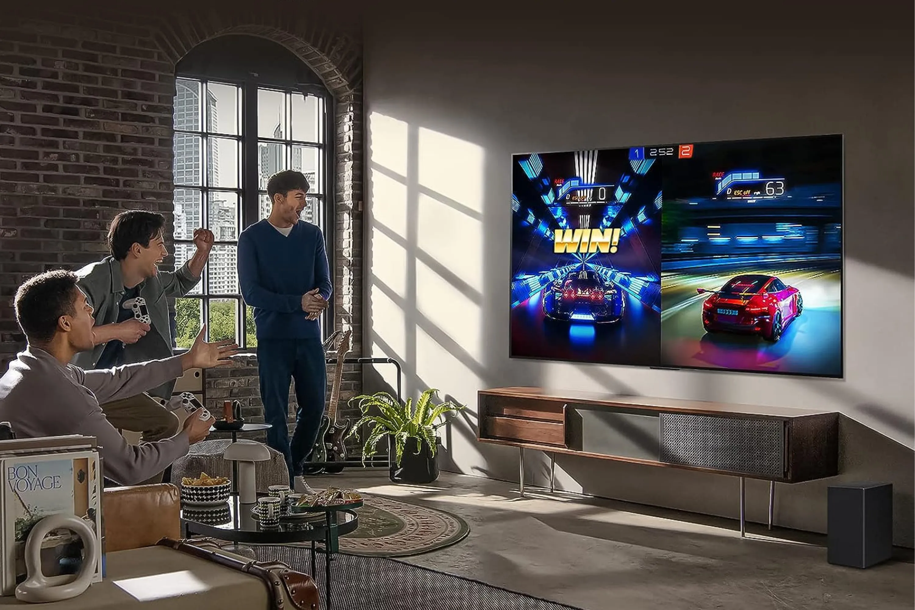 Gia đình tận hưởng trải nghiệm chơi game trên Smart TV LG G3 OLED 83 inch treo tường