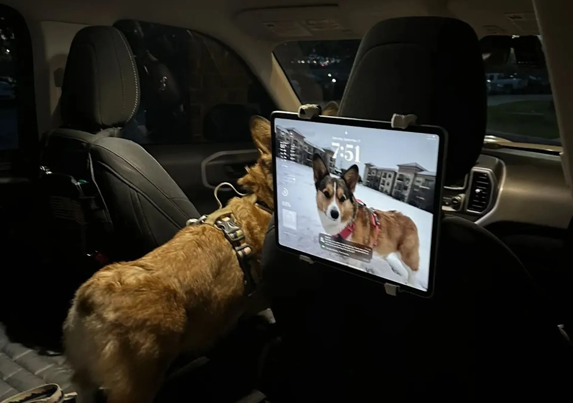 Giá đỡ máy tính bảng iPad Air 13 inch được in 3D gắn vào tựa đầu ghế ô tô, mang đến giải trí ổn định cho hành khách.