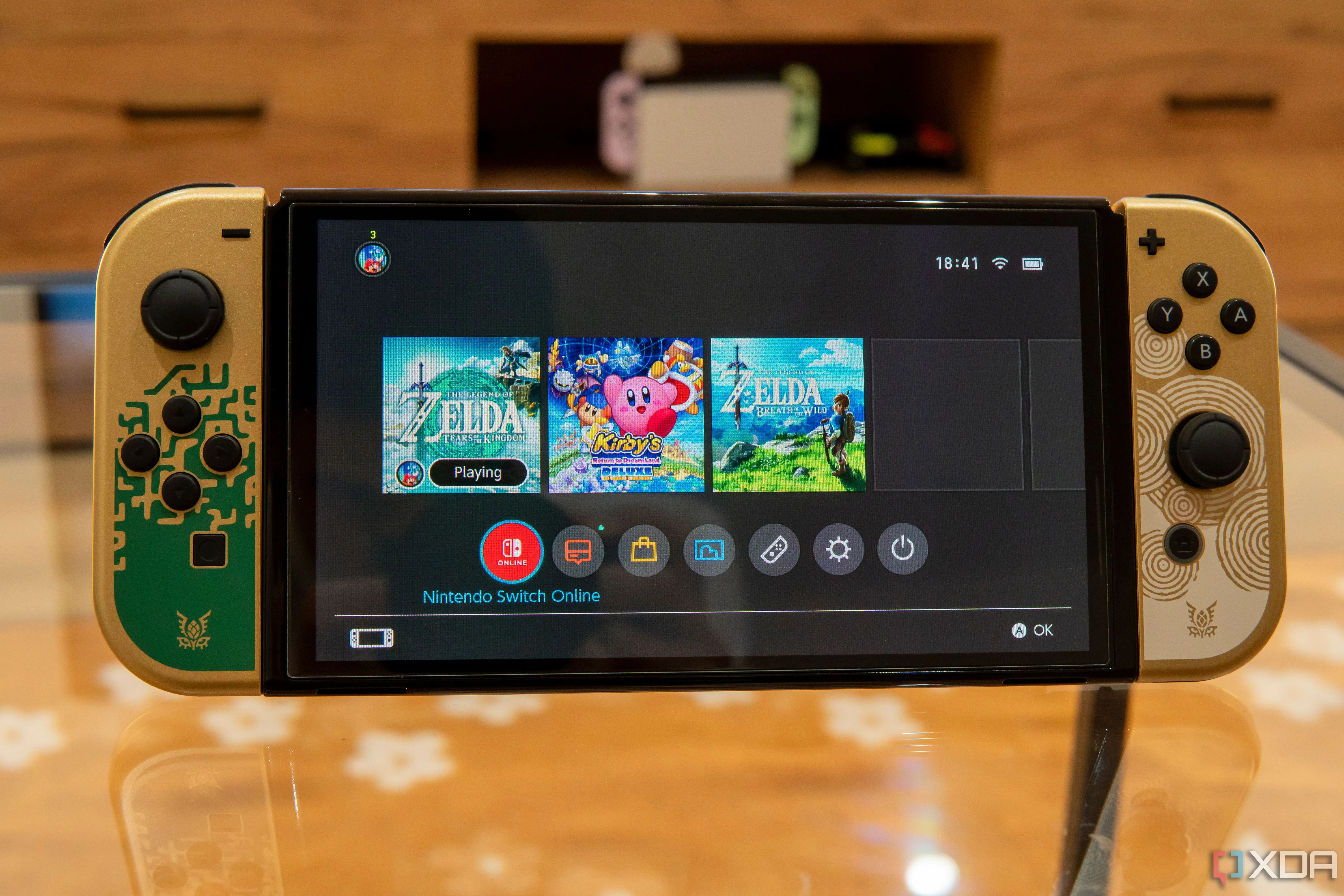 Giao diện chính của Nintendo Switch OLED với game đang chạy