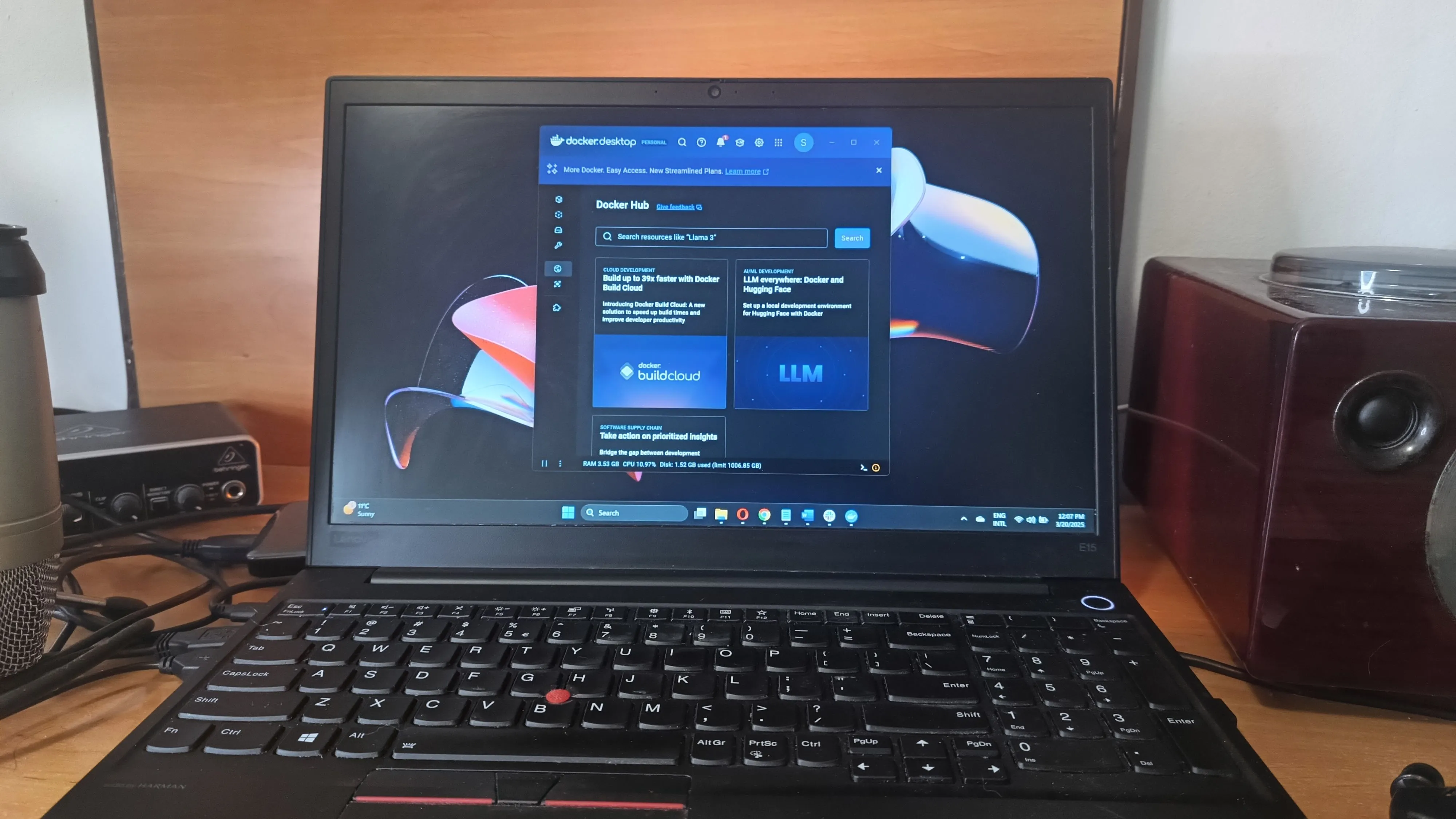 Giao diện Docker Desktop trên laptop, minh họa khả năng tương thích của Podman