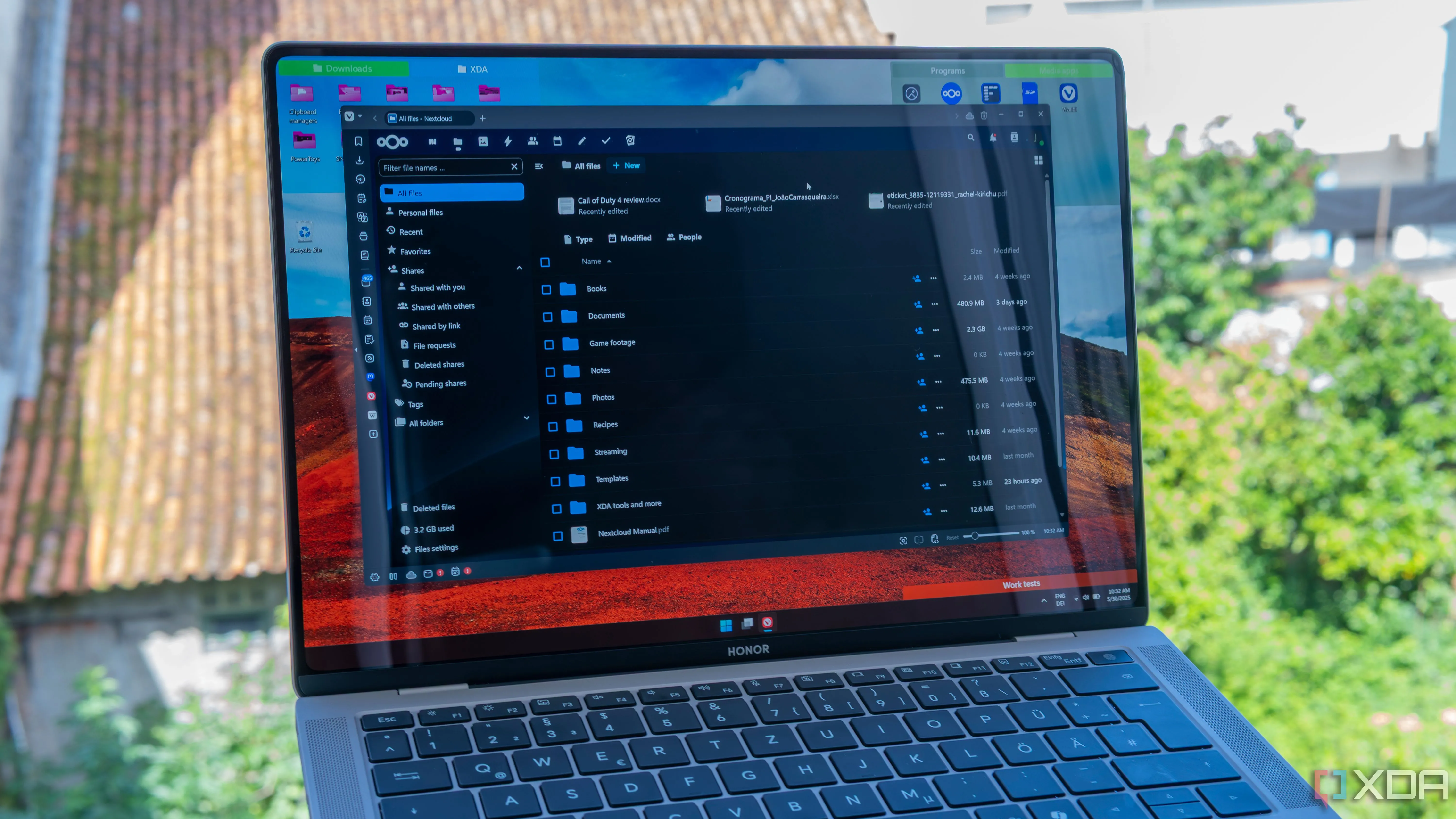 Giao diện Nextcloud Web UI trên laptop Windows 11, minh họa việc truy cập dịch vụ tự host được bảo mật