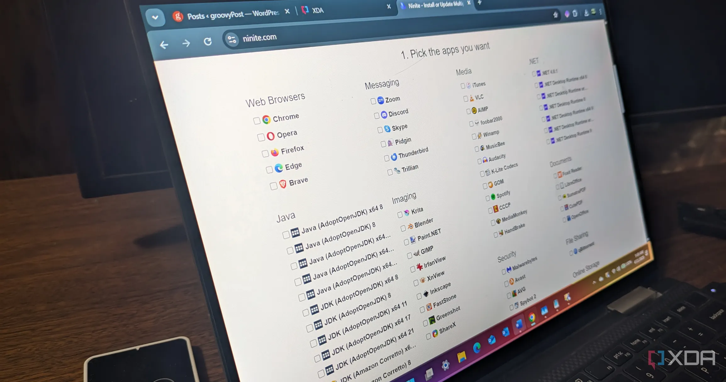 Giao diện Ninite trên laptop hiển thị nhiều ứng dụng đang chạy