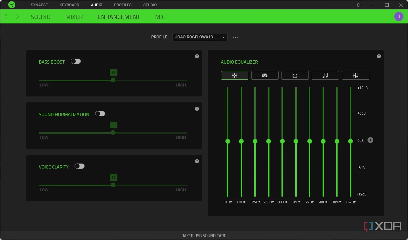 Giao diện phần mềm Razer Synapse với các tùy chỉnh EQ và cải thiện âm thanh cho tai nghe, minh họa sự phụ thuộc vào phần mềm đi kèm.
