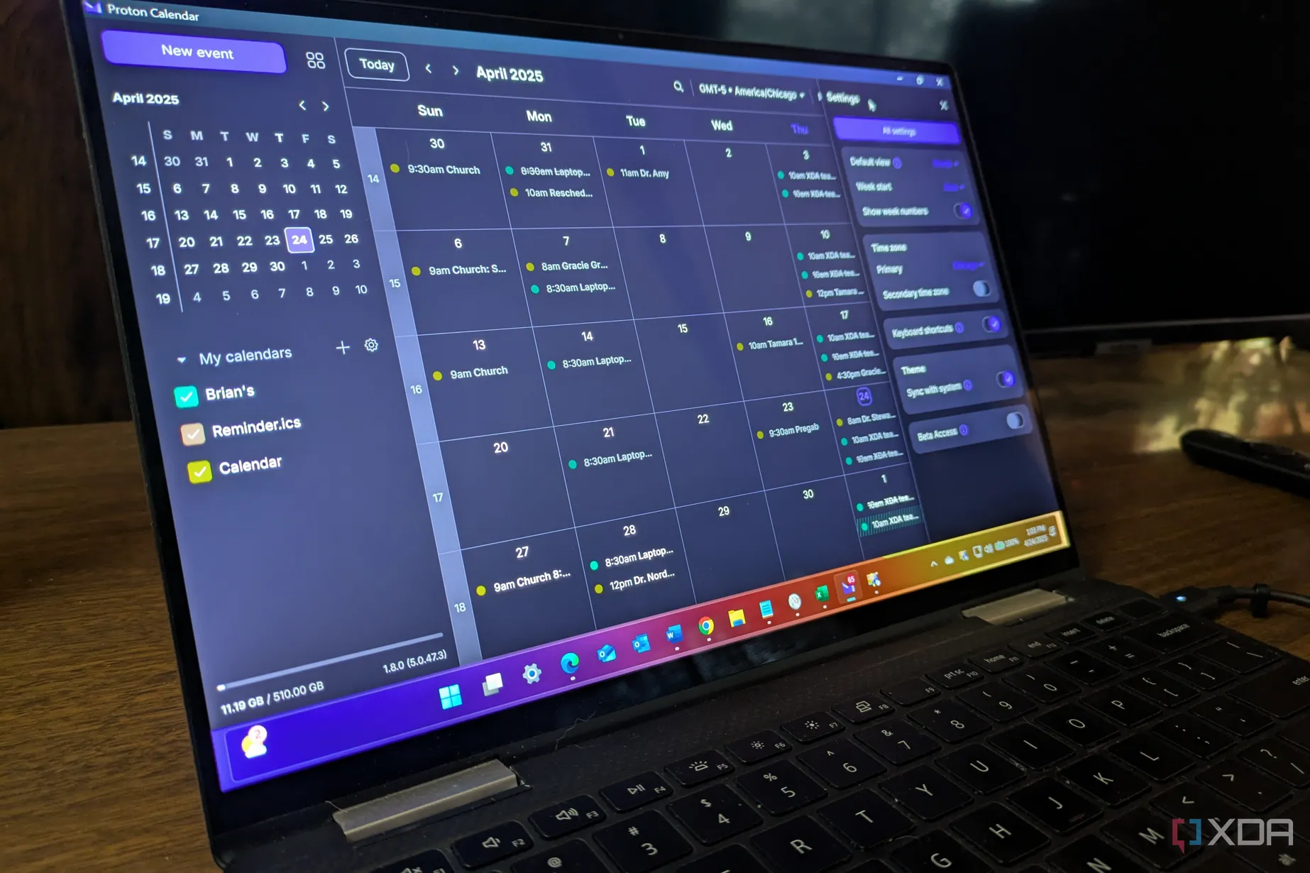 Giao diện Proton Mail trên laptop Windows 11 với chủ đề tùy chỉnh