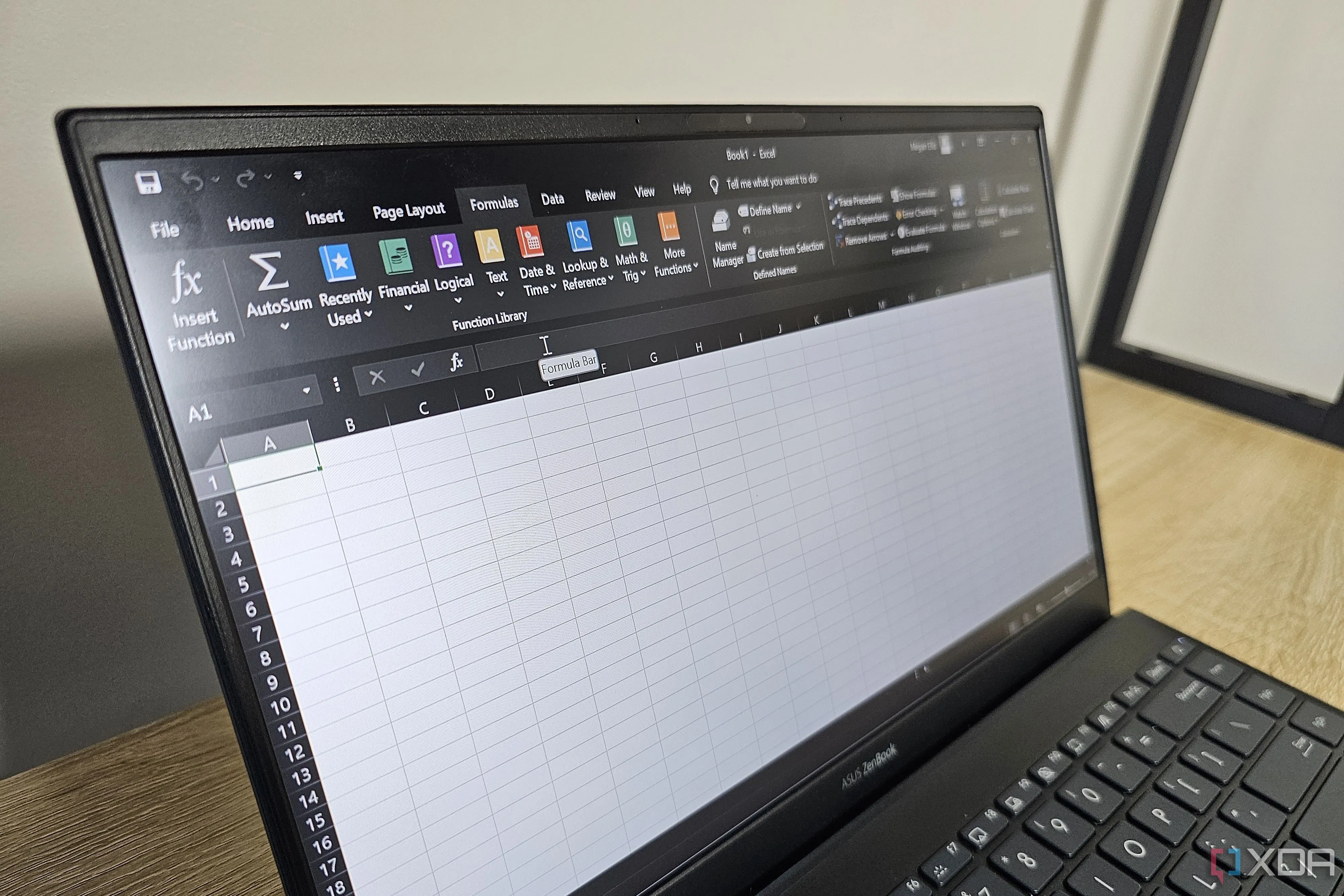 Giao diện tab Formulas trong Excel trên laptop, minh họa sự phức tạp của các hàm