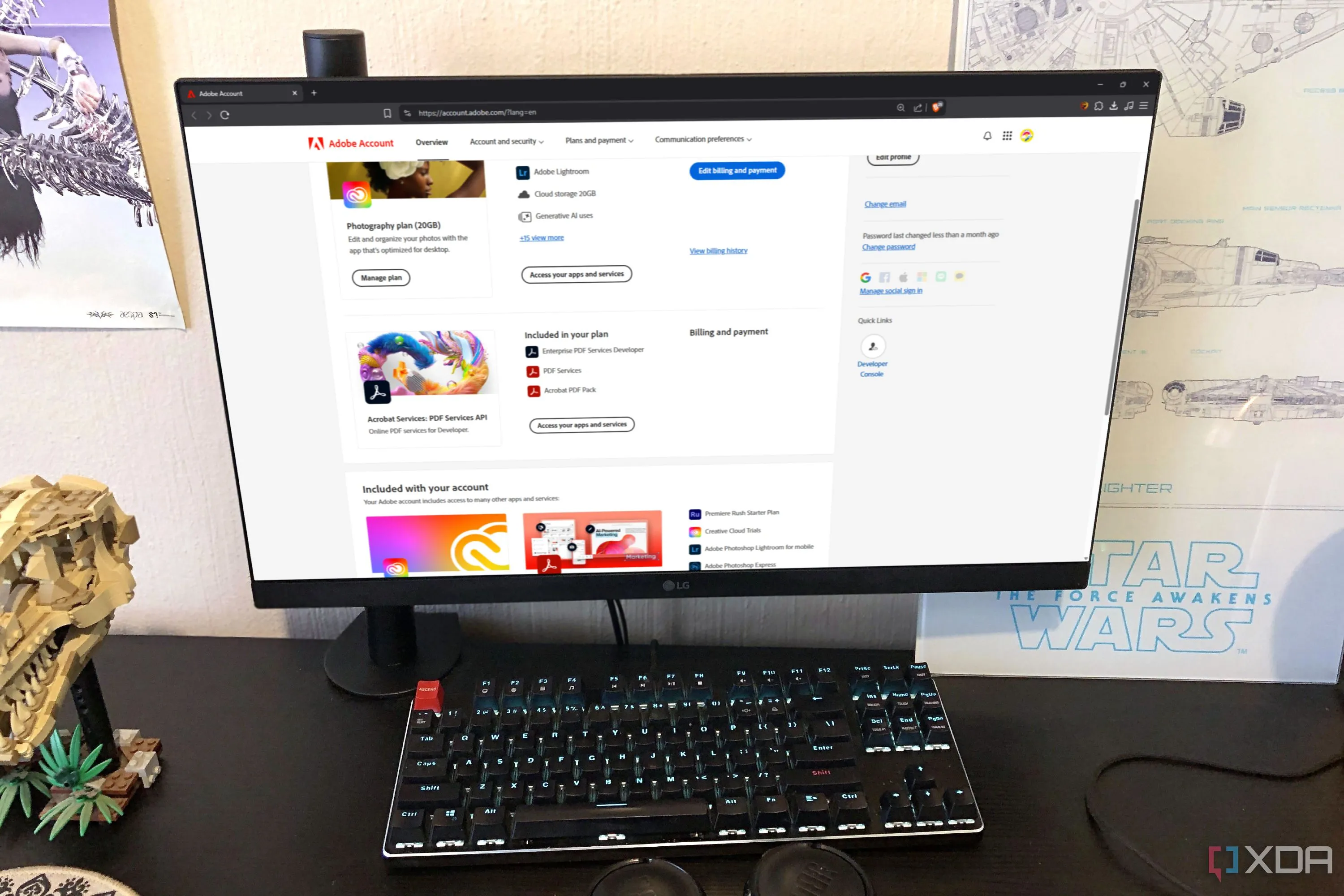 Giao diện trang web Adobe Creative Cloud trên máy tính, tượng trưng cho mô hình đăng ký dịch vụ của Adobe