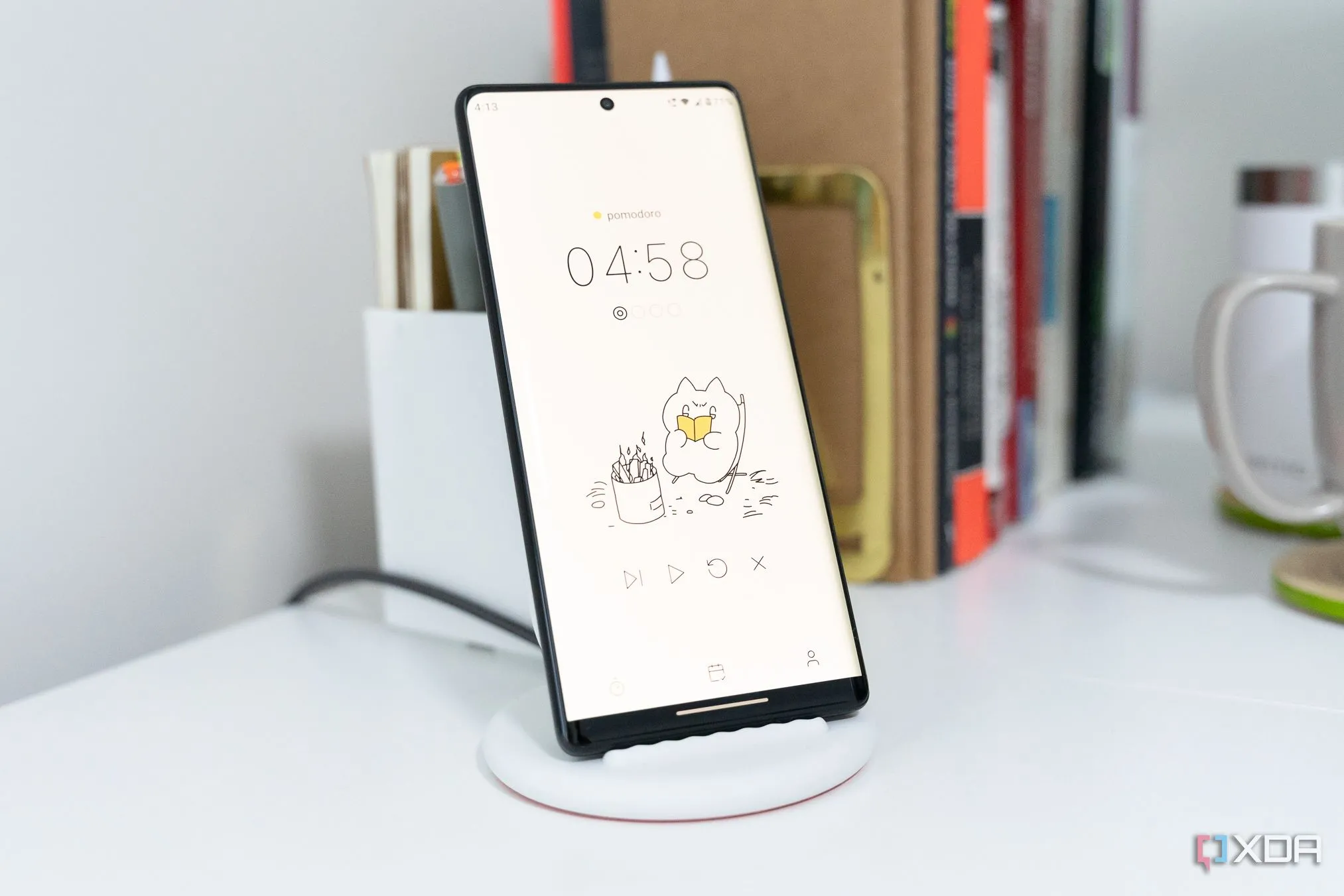 Giao diện ứng dụng Pomocat với chú mèo hoạt hình đang làm việc trên laptop, mang lại cảm giác vui nhộn và thân thiện.