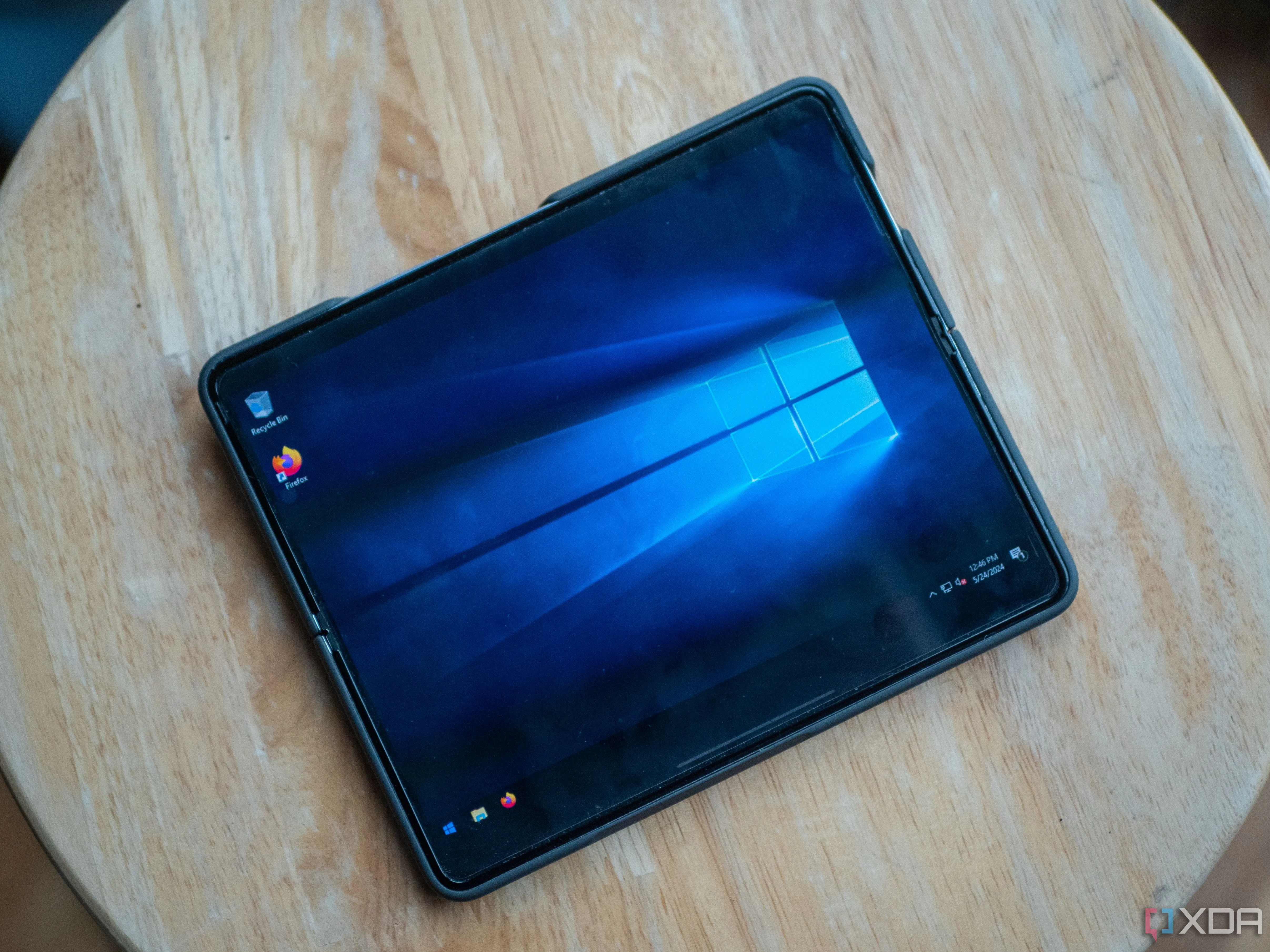 Giao diện Windows 10 hiển thị trên màn hình, tượng trưng cho việc tiếp tục sử dụng hệ điều hành này thông qua các bản vá từ bên thứ ba