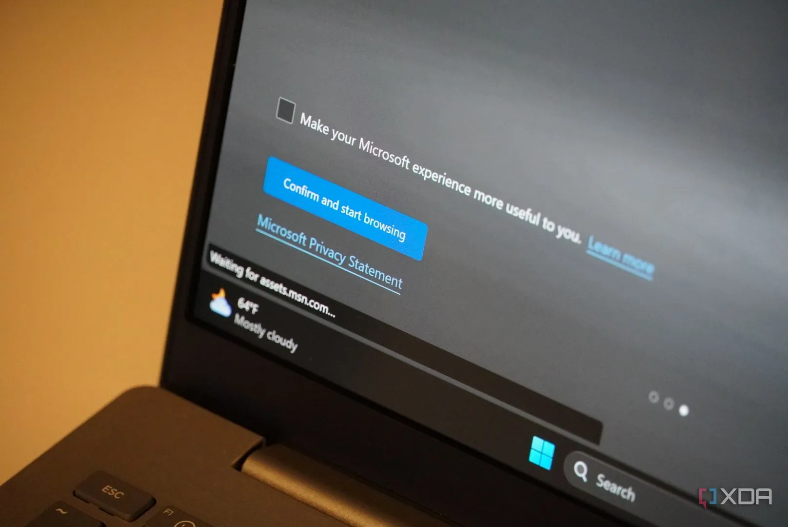 Giao diện Windows 11 hiển thị thông báo và đề xuất cá nhân hóa, có thể bao gồm quảng cáo