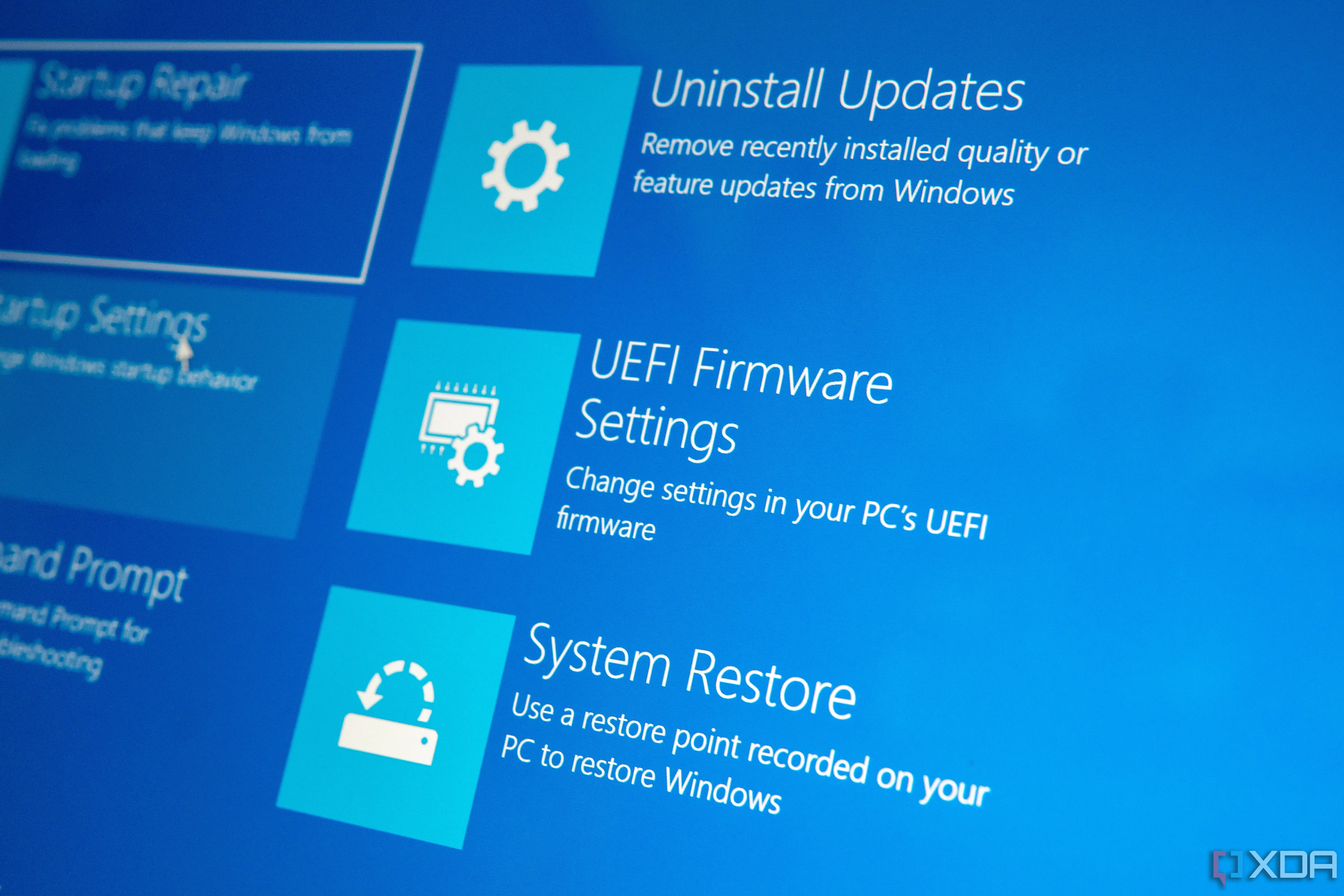 Giao diện Windows Recovery Environment hiển thị tùy chọn UEFI Firmware Settings, minh họa cách truy cập BIOS để cấu hình bảo mật.