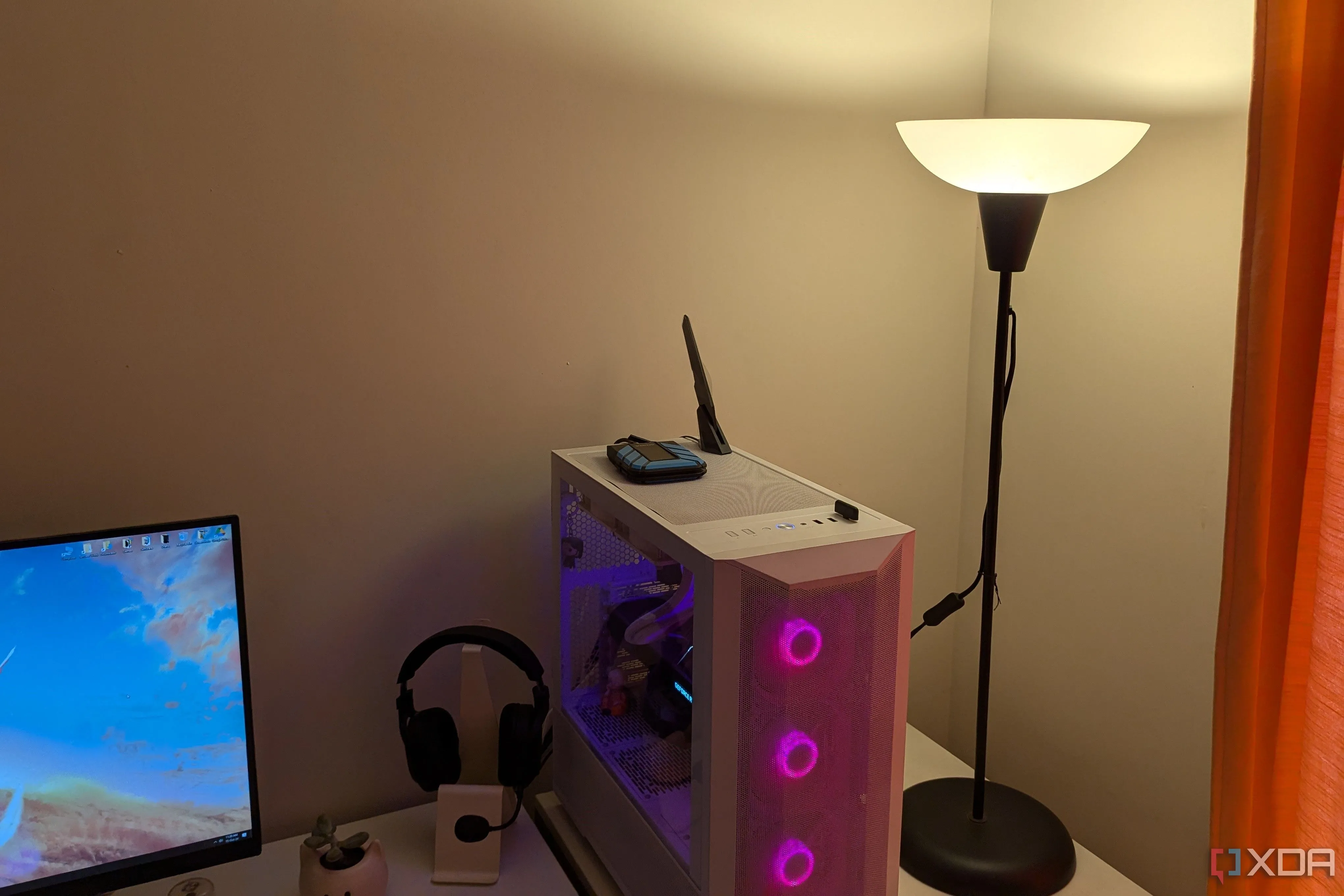 Góc làm việc với PC và đèn chiếu sáng, tượng trưng cho không gian cần kết nối internet ổn định, dù là qua Wi-Fi hay Ethernet.