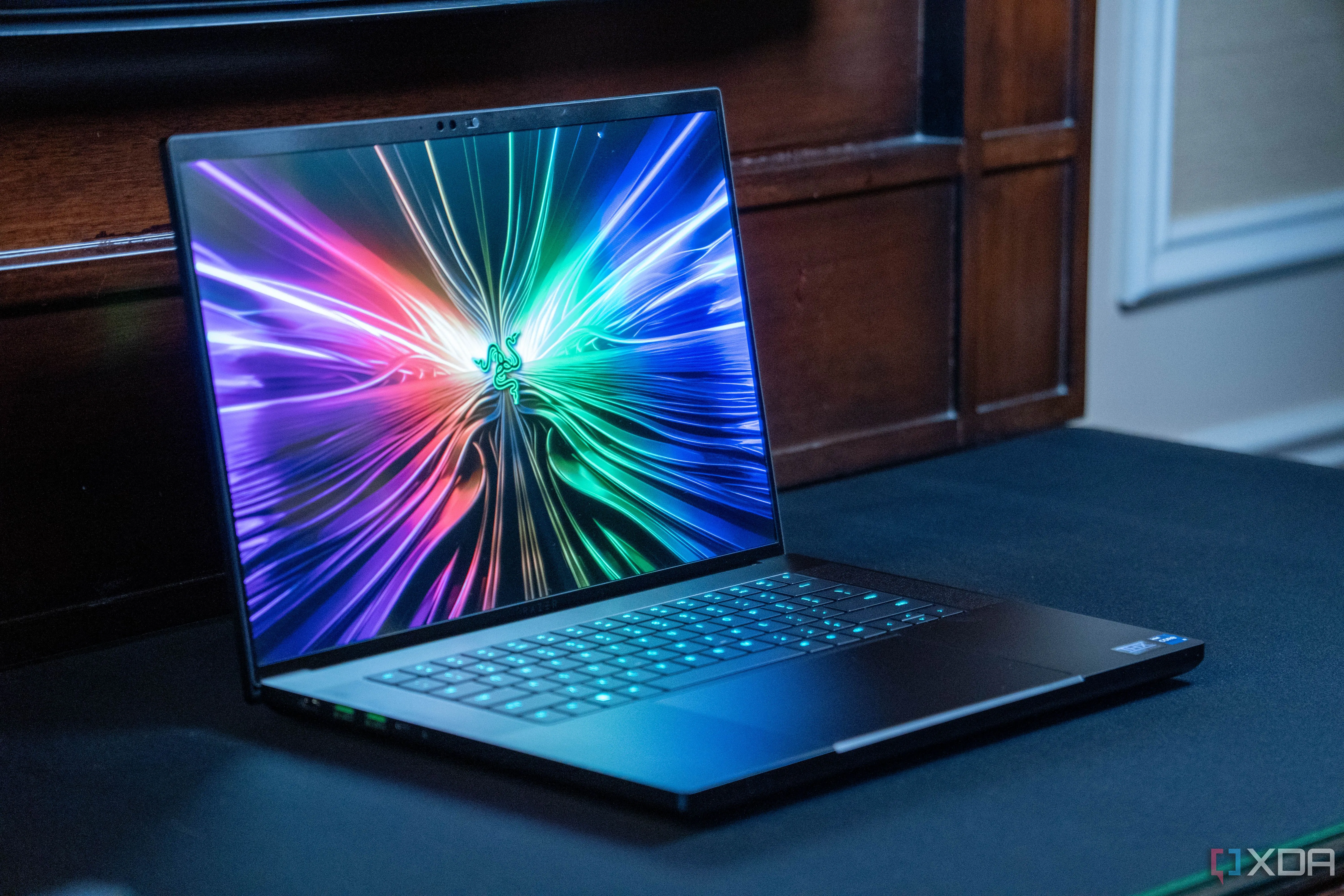 Góc nhìn nghiêng của laptop Razer Blade 16, minh họa lợi ích của undervolting CPU laptop để giảm nhiệt và tăng hiệu quả