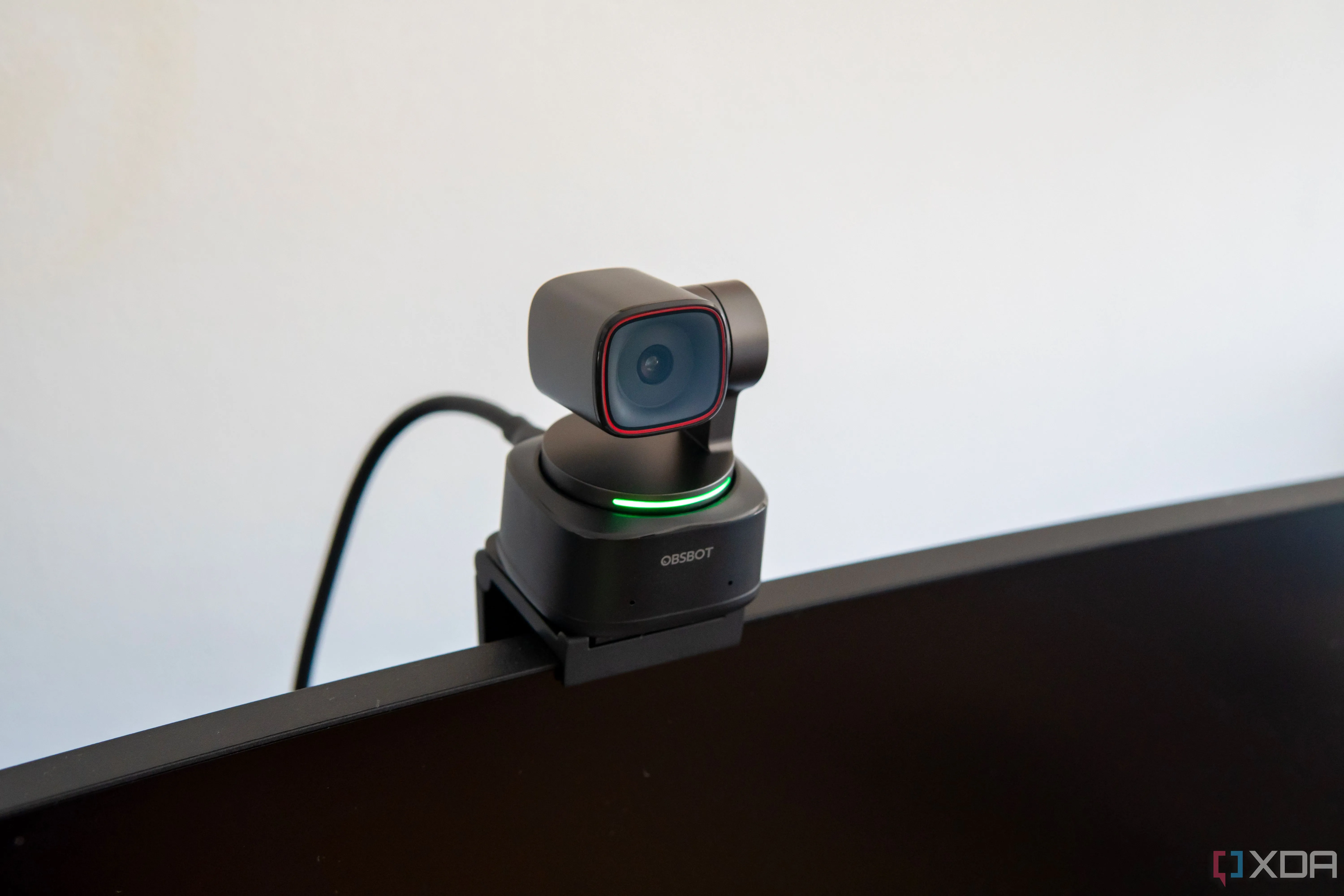 Góc nhìn phía trước của webcam Obsbot Tiny 2 gắn trên màn hình máy tính