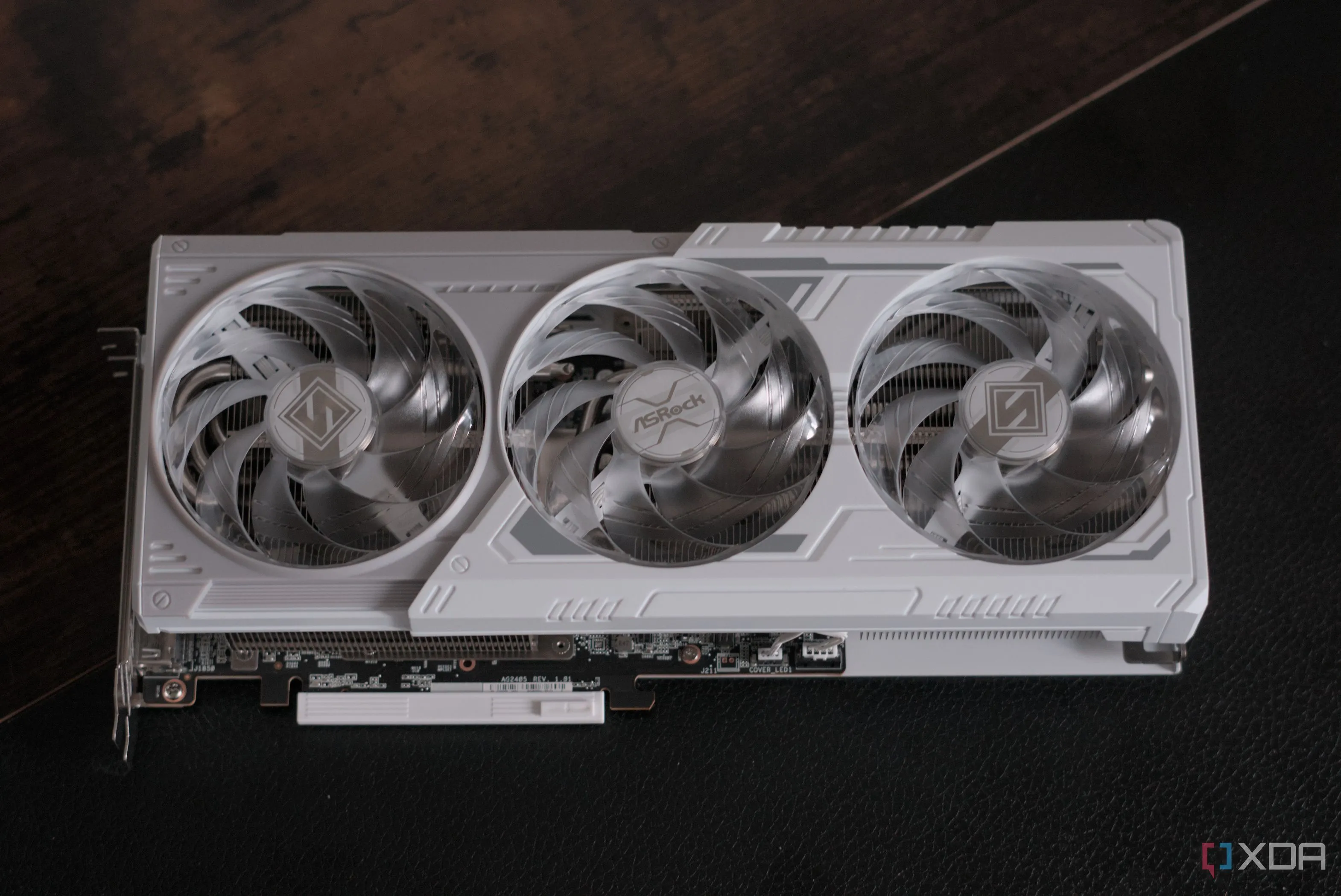 Góc nhìn từ phía trên của card đồ họa ASRock Radeon RX 9070 Steel Legend, lộ rõ hệ thống quạt tản nhiệt