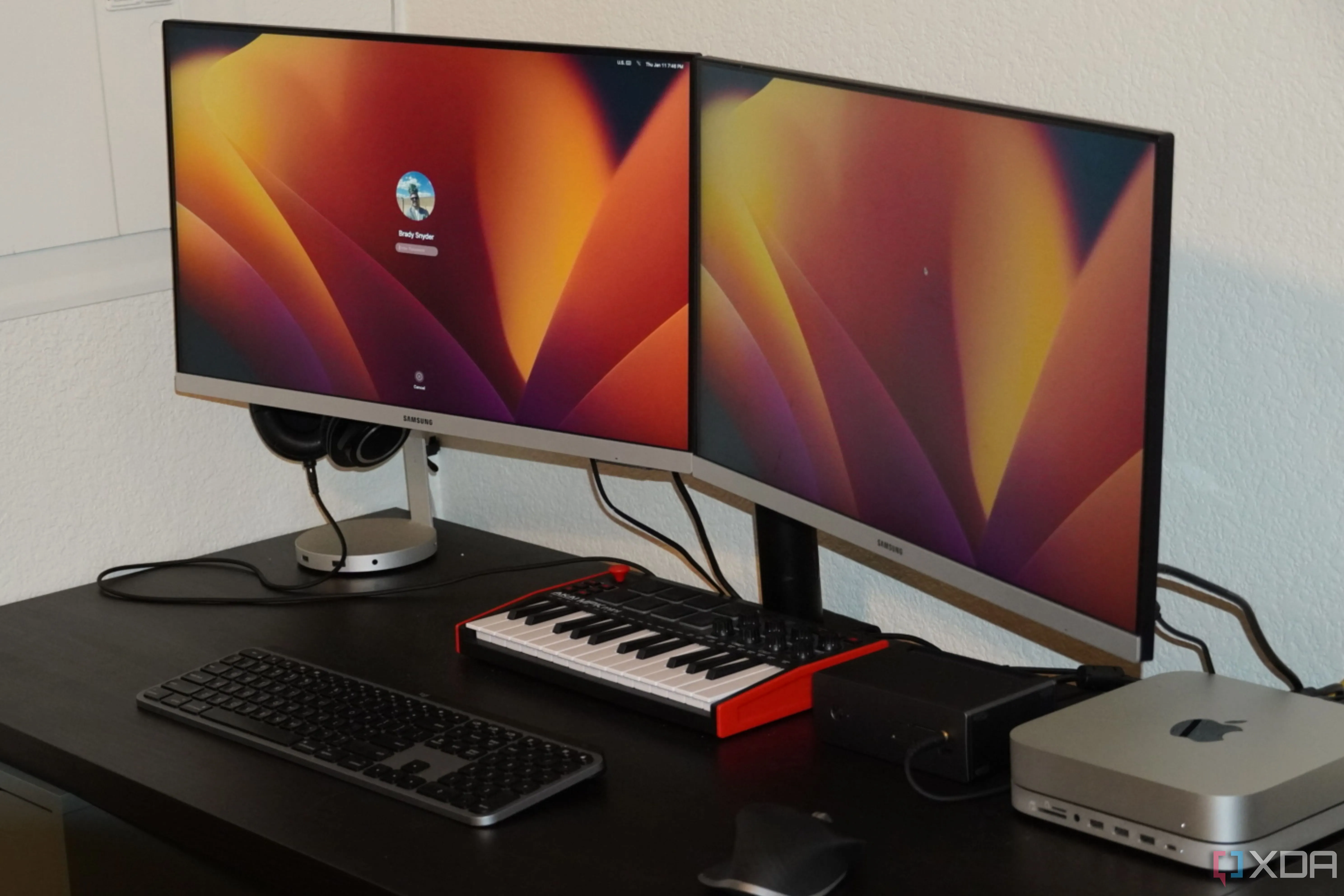 Hai màn hình được gắn trên giá đỡ Insignia, minh họa khả năng tối ưu không gian và linh hoạt của monitor arm