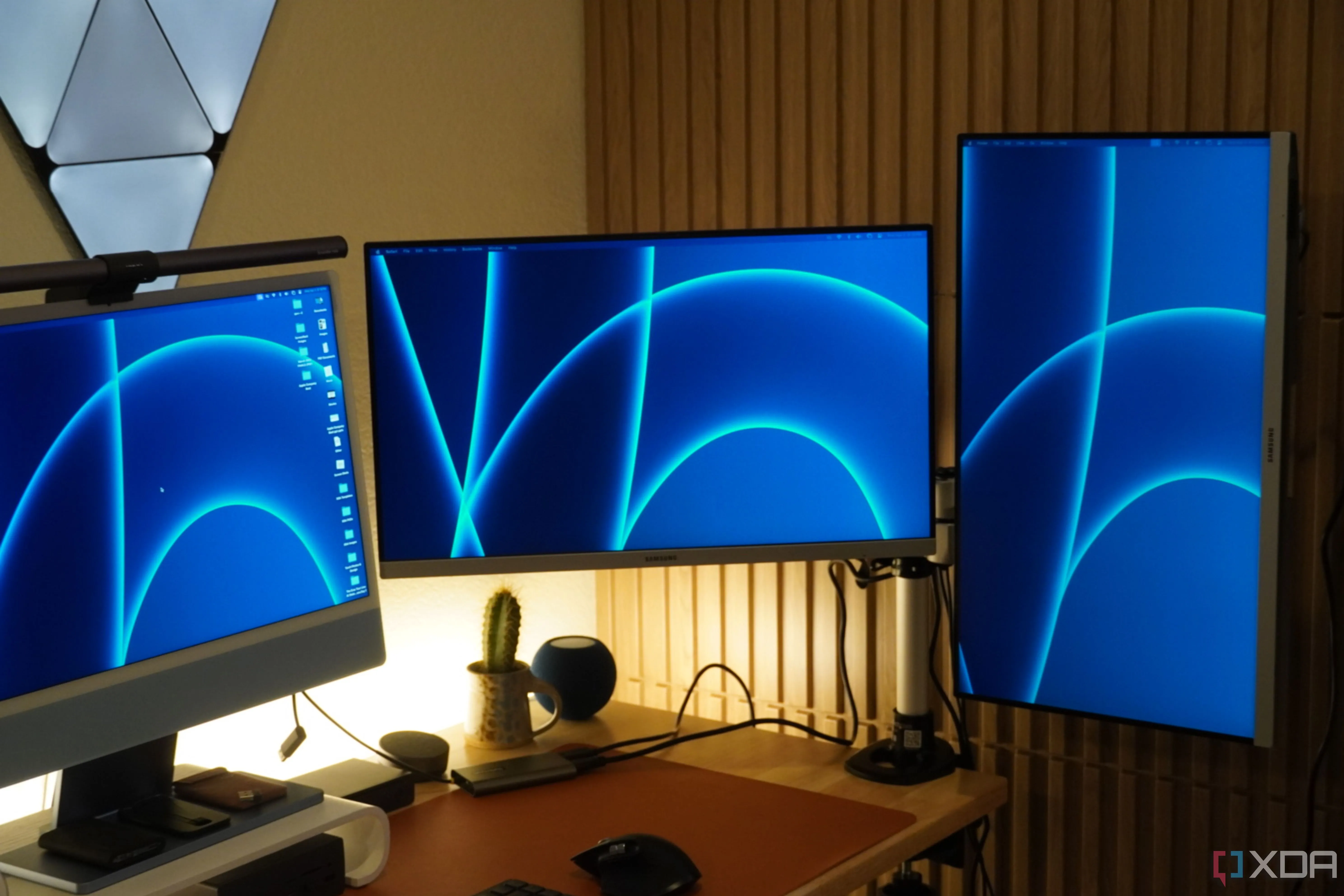 Hai màn hình gắn trên tay đỡ đôi StarTech, tối ưu hóa không gian và công thái học cho setup làm việc.