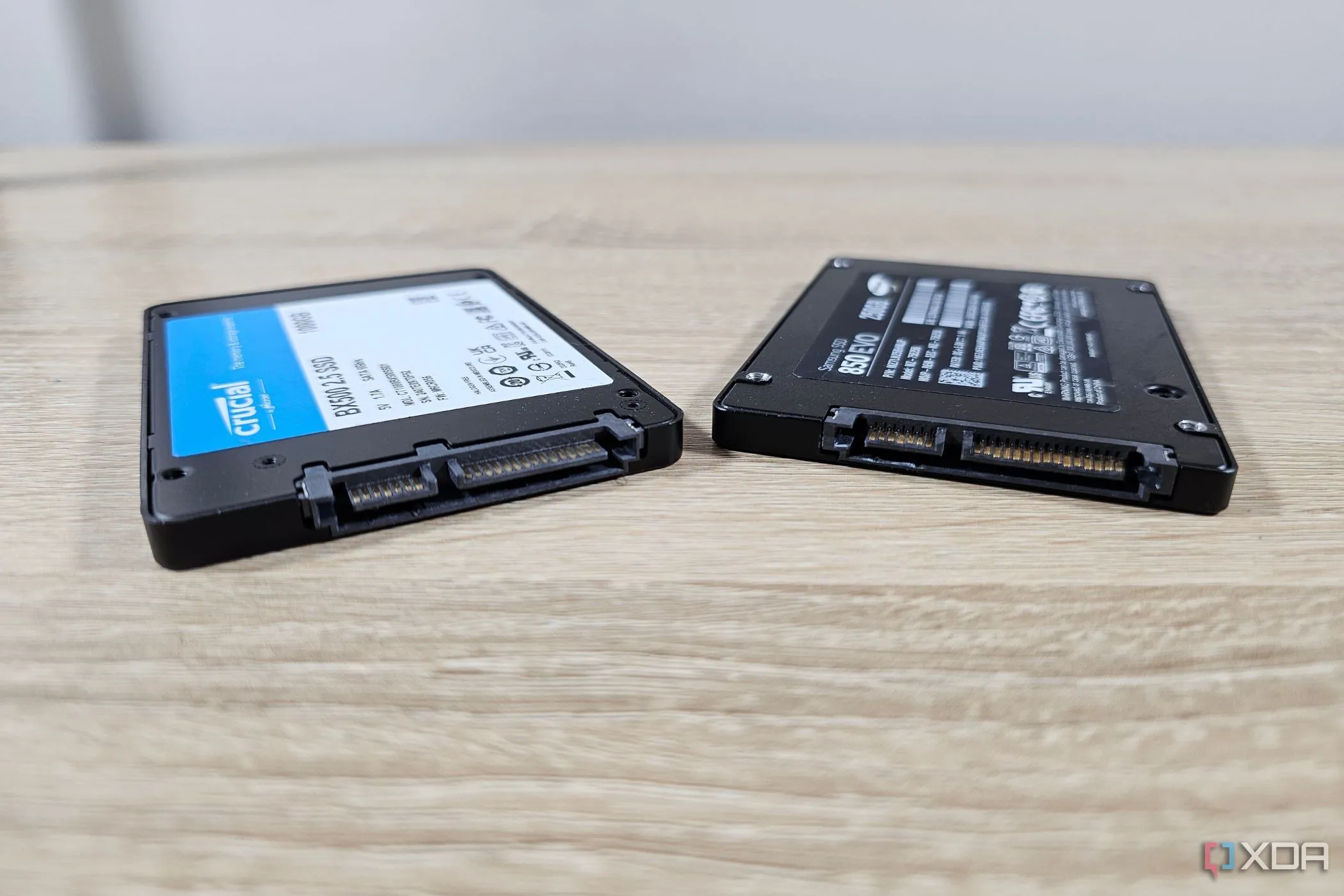 Hai ổ cứng SSD của Samsung và Crucial đặt cạnh nhau trên bàn