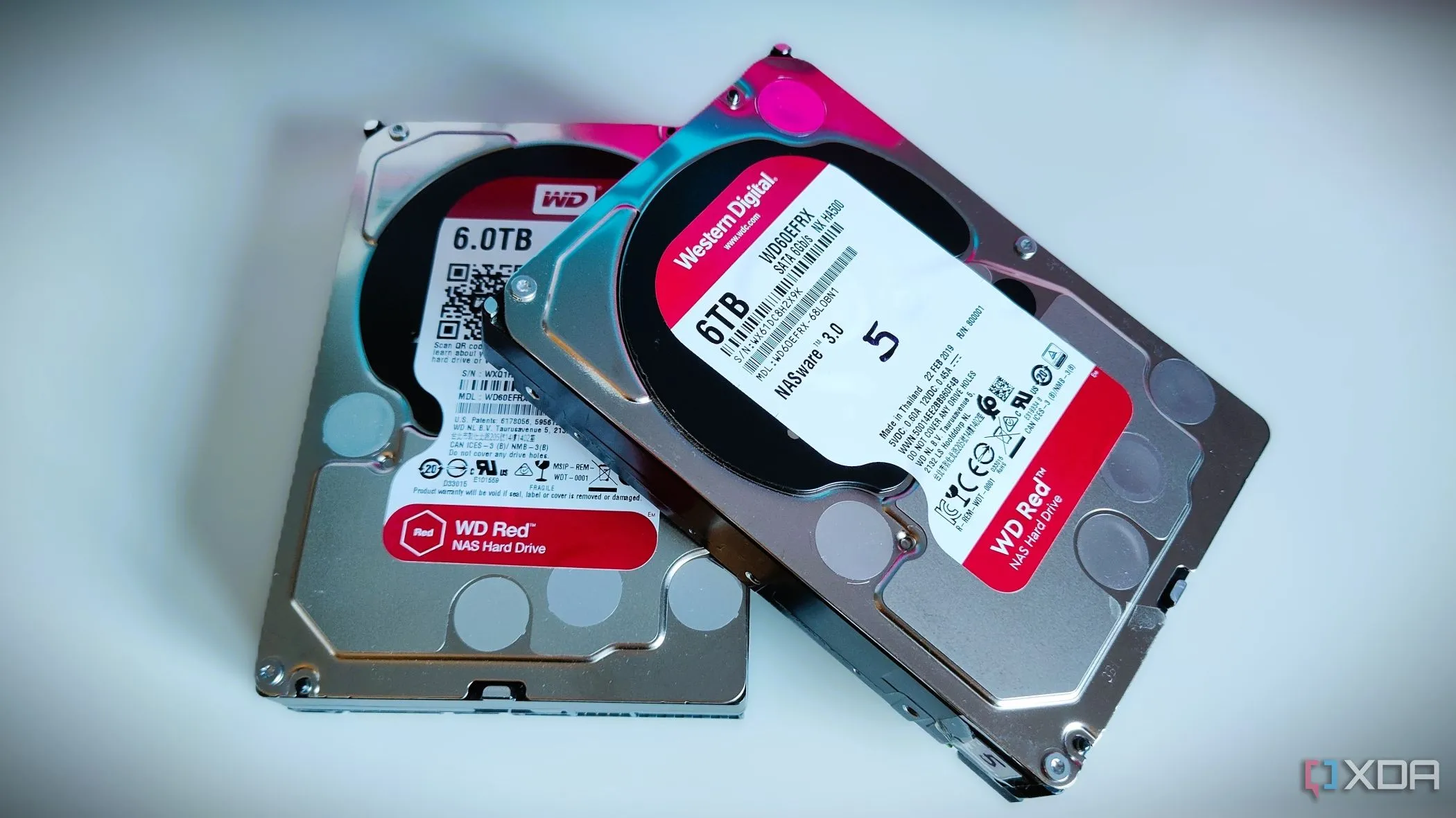 Hai ổ cứng Western Digital 6TB được xếp chồng lên nhau
