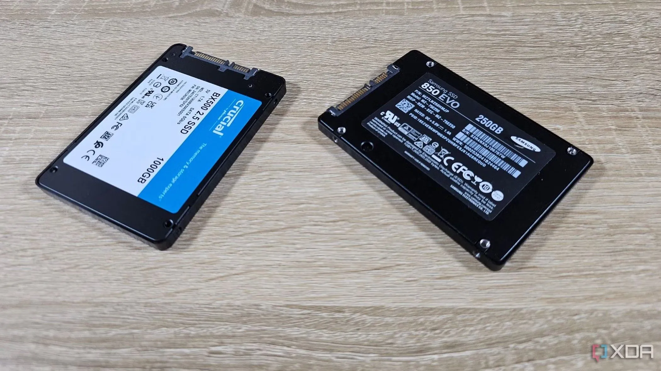 Hai ổ SSD với các định dạng khác nhau, bao gồm SSD SATA 2.5 inch và SSD M.2, đại diện cho việc nâng cấp từ SATA lên NVMe.