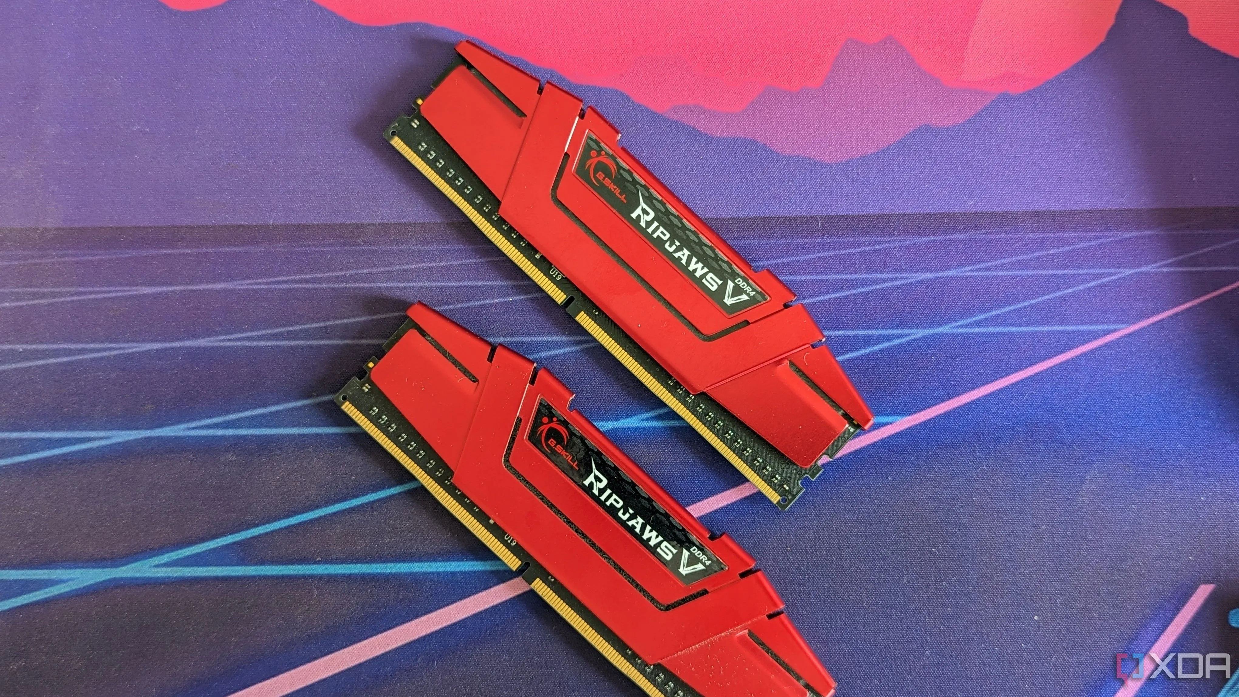 Hai thanh RAM DDR4 G.Skill Ripjaws màu đỏ trên bàn