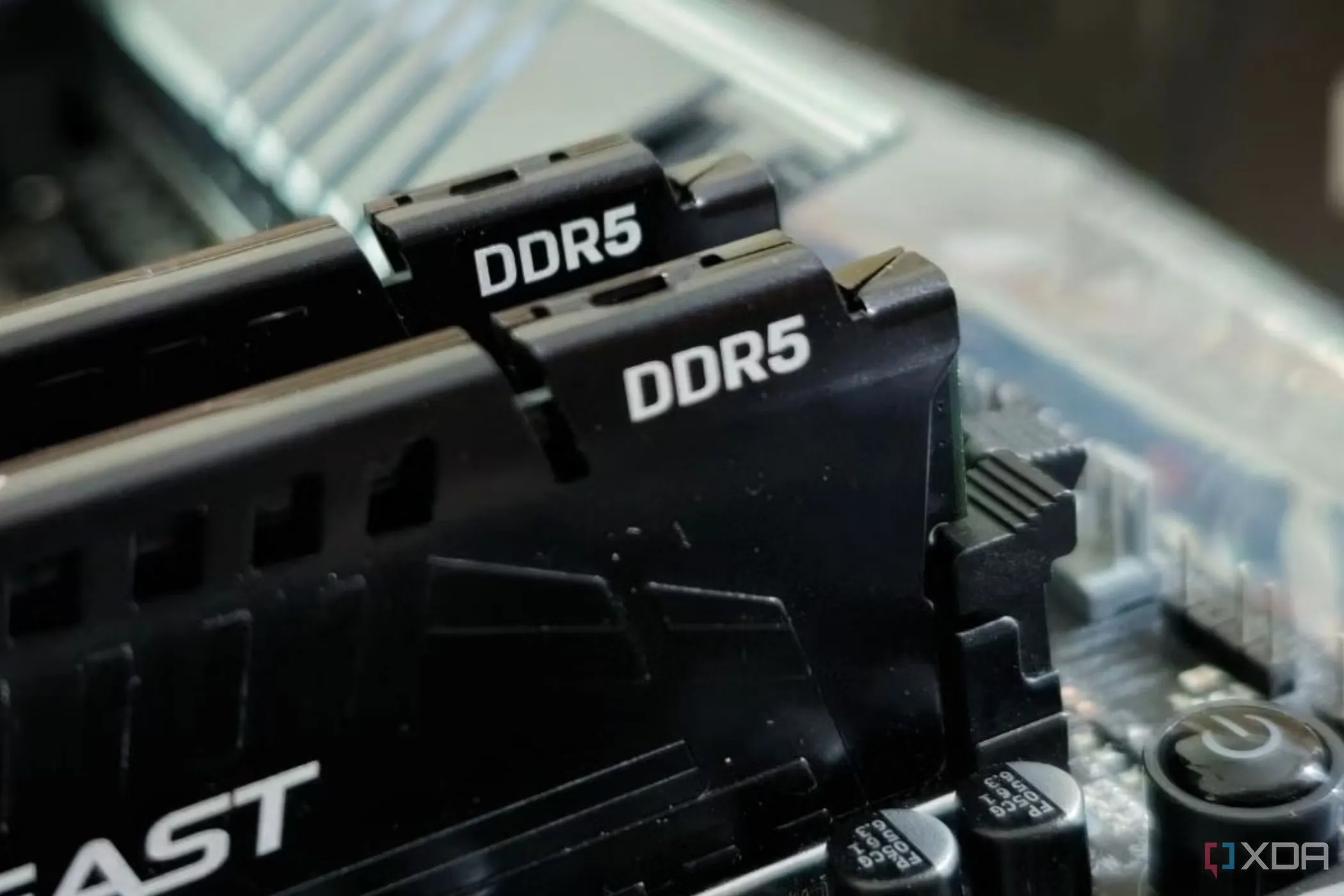 Hai thanh RAM DDR5 được lắp trên bo mạch chủ